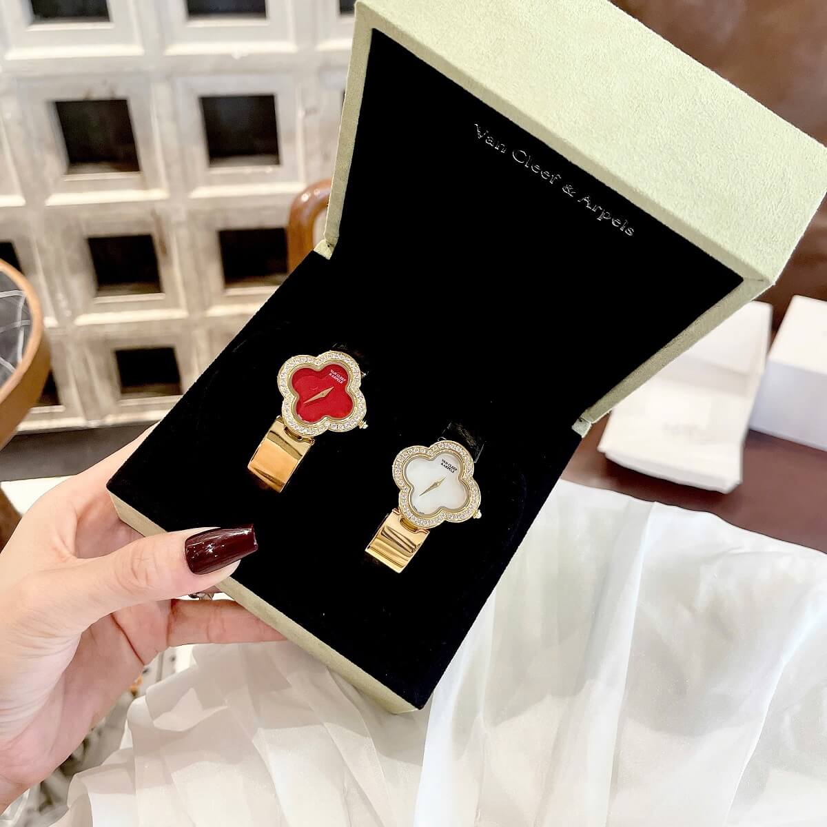 Đồng Hồ Nữ Van Cleef Cuff Bông Hoa Mặt Đỏ Viền Đá Kim Loại Mạ Vàng Size 28mm
