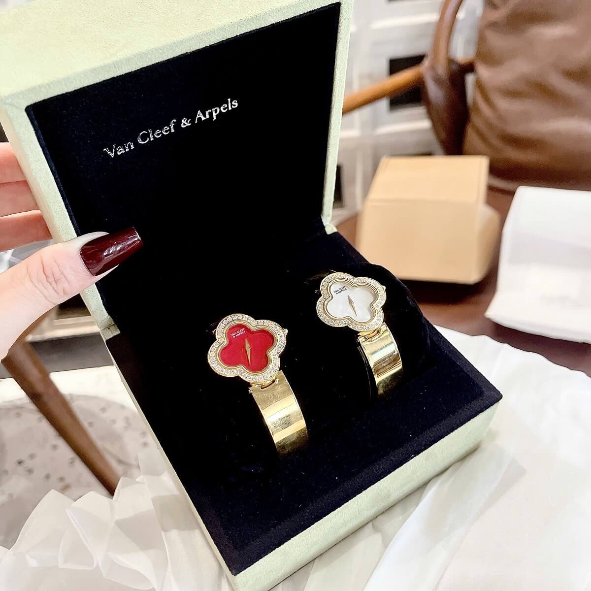 Đồng Hồ Nữ Van Cleef Cuff Bông Hoa Mặt Đỏ Viền Đá Kim Loại Mạ Vàng Size 28mm