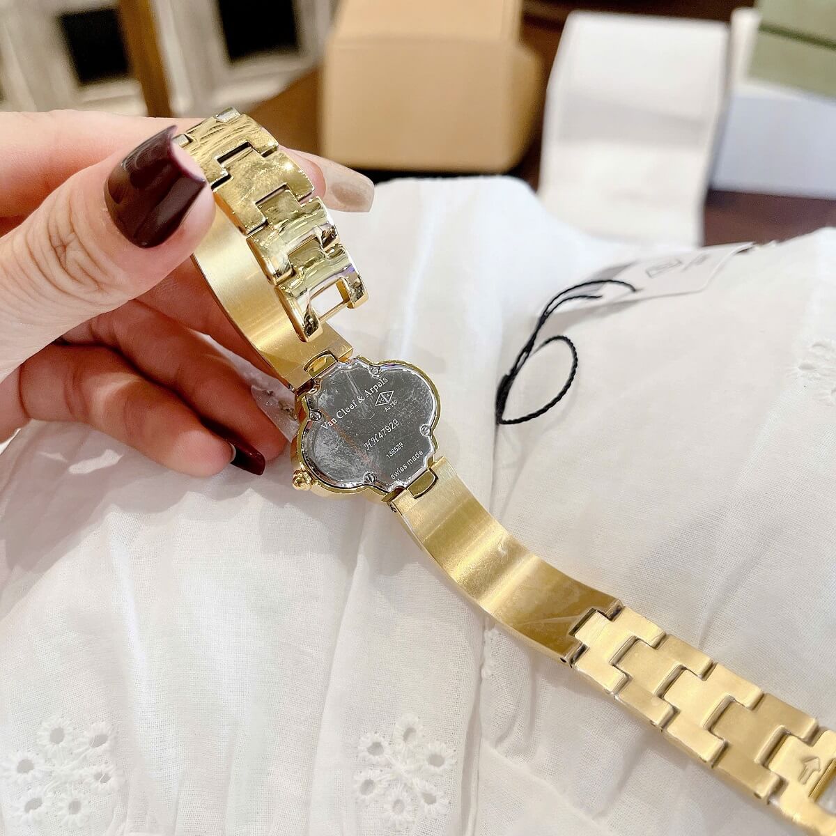 Đồng Hồ Nữ Van Cleef Cuff Bông Hoa Mặt Trắng Xà Cừ Viền Đá Kim Loại Mạ Vàng 28mm