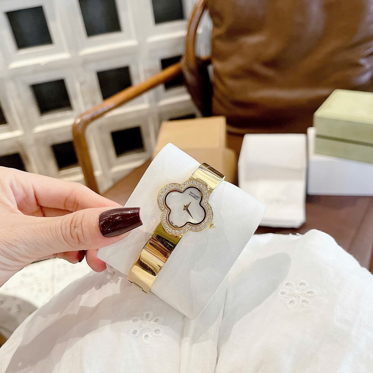 Đồng Hồ Nữ Van Cleef Cuff Bông Hoa Mặt Trắng Xà Cừ Viền Đá Kim Loại Mạ Vàng 28mm