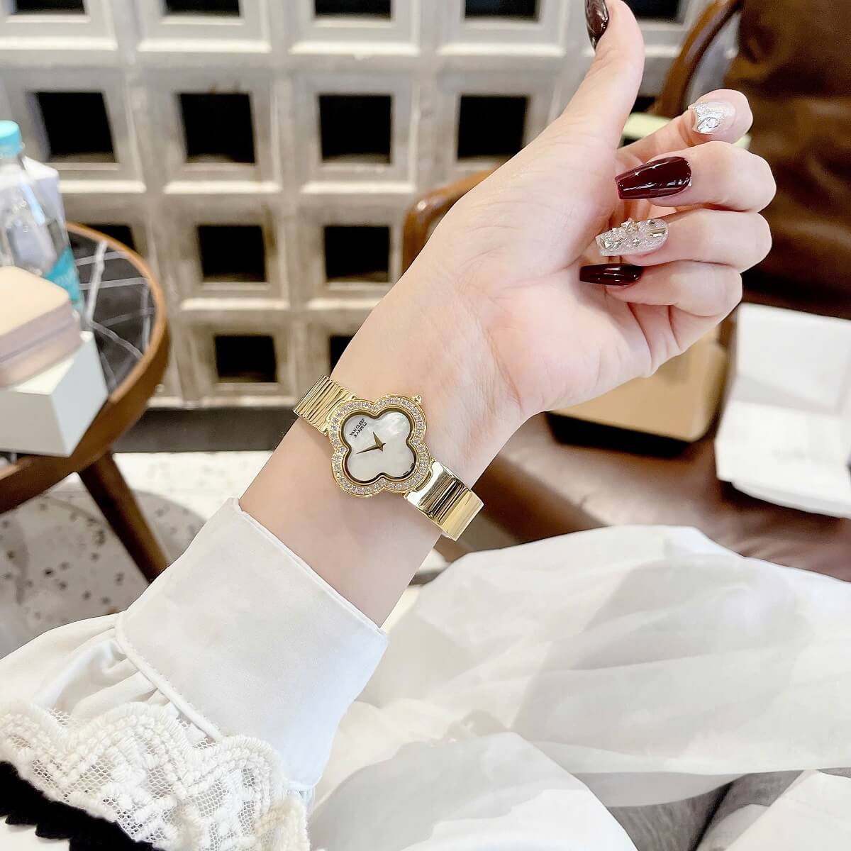 Đồng Hồ Nữ Van Cleef Cuff Bông Hoa Mặt Trắng Xà Cừ Viền Đá Kim Loại Mạ Vàng 28mm