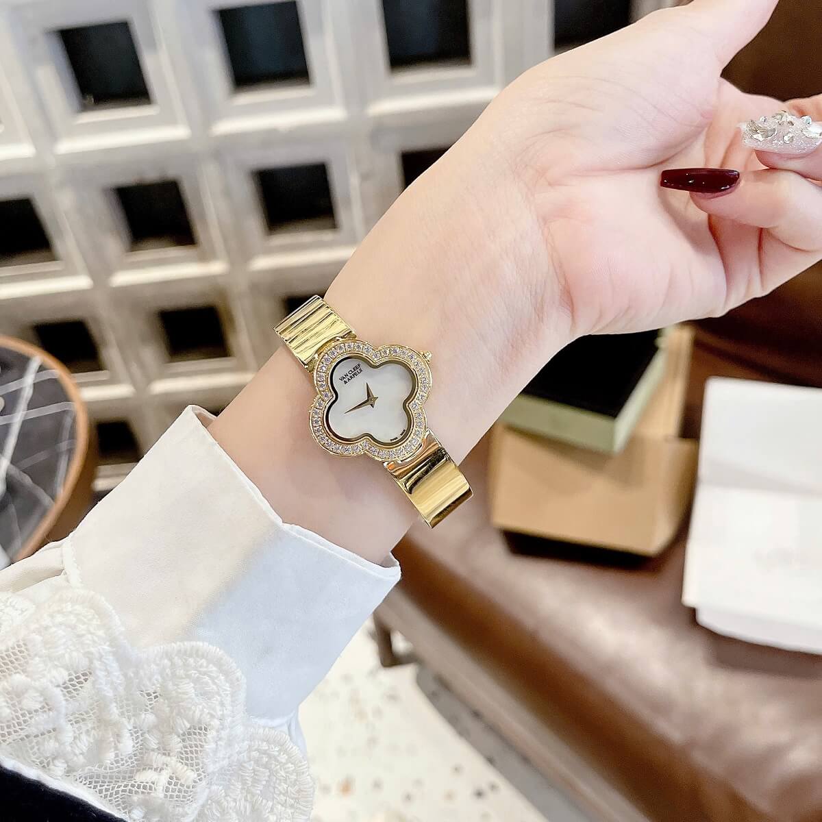 Đồng Hồ Nữ Van Cleef Cuff Bông Hoa Mặt Trắng Xà Cừ Viền Đá Kim Loại Mạ Vàng 28mm