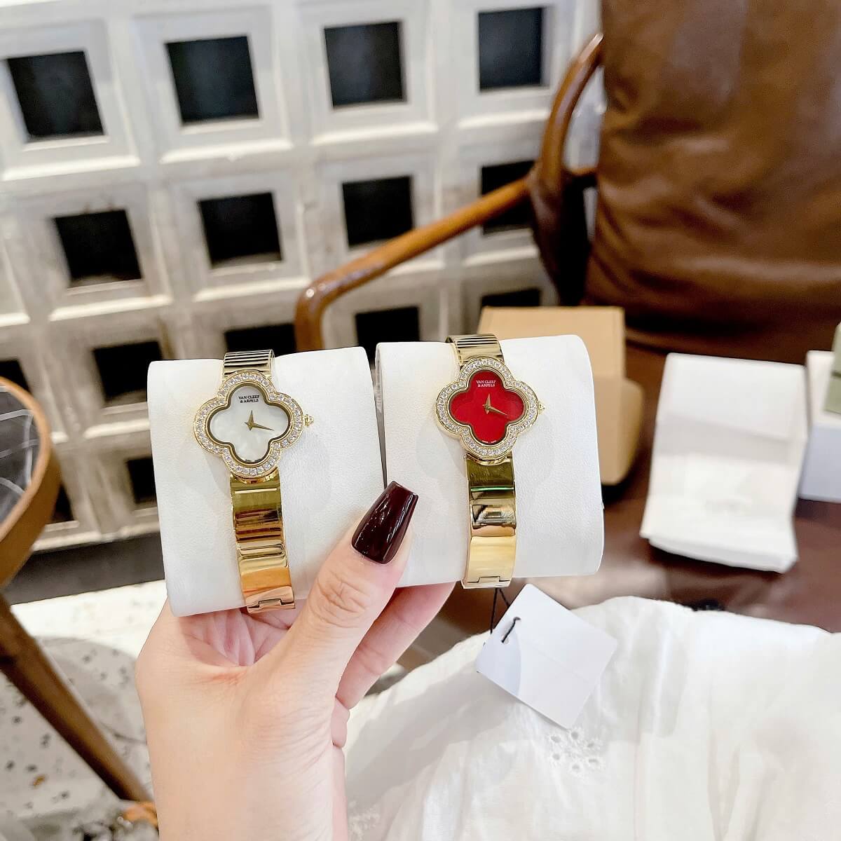 Đồng Hồ Nữ Van Cleef Cuff Bông Hoa Mặt Trắng Xà Cừ Viền Đá Kim Loại Mạ Vàng 28mm