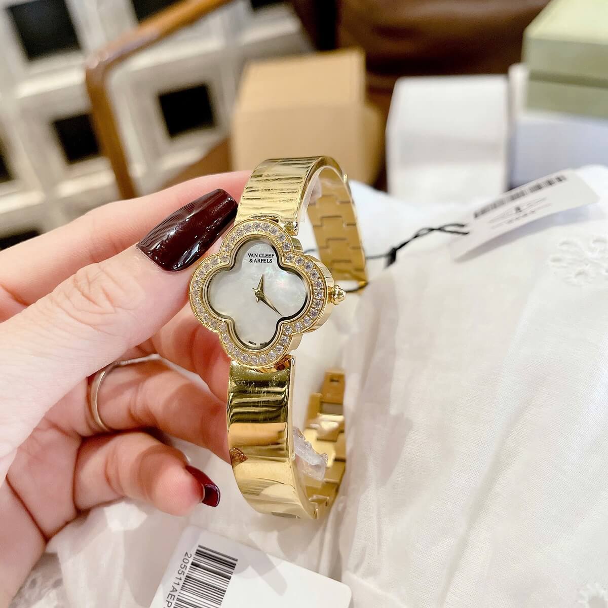 Đồng Hồ Nữ Van Cleef Cuff Bông Hoa Mặt Trắng Xà Cừ Viền Đá Kim Loại Mạ Vàng 28mm