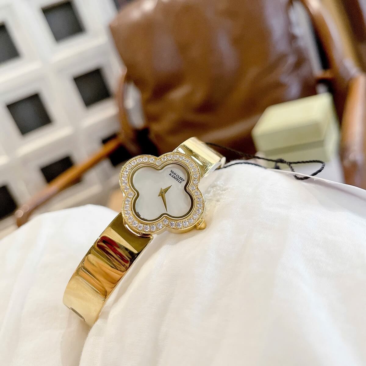 Đồng Hồ Nữ Van Cleef Cuff Bông Hoa Mặt Trắng Xà Cừ Viền Đá Kim Loại Mạ Vàng 28mm