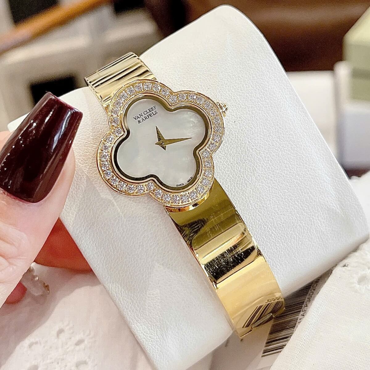 Đồng Hồ Nữ Van Cleef Cuff Bông Hoa Mặt Trắng Xà Cừ Viền Đá Kim Loại Mạ Vàng 28mm