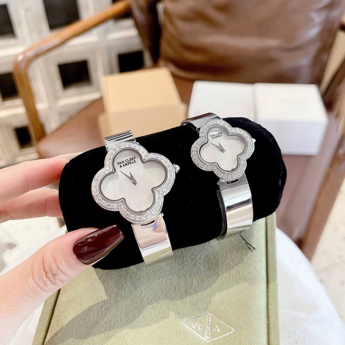 Đồng Hồ Nữ Van Cleef Cuff Bông Hoa Mặt Trắng Xà Cừ Viền Đá Kim Loại Silver Size 28mm