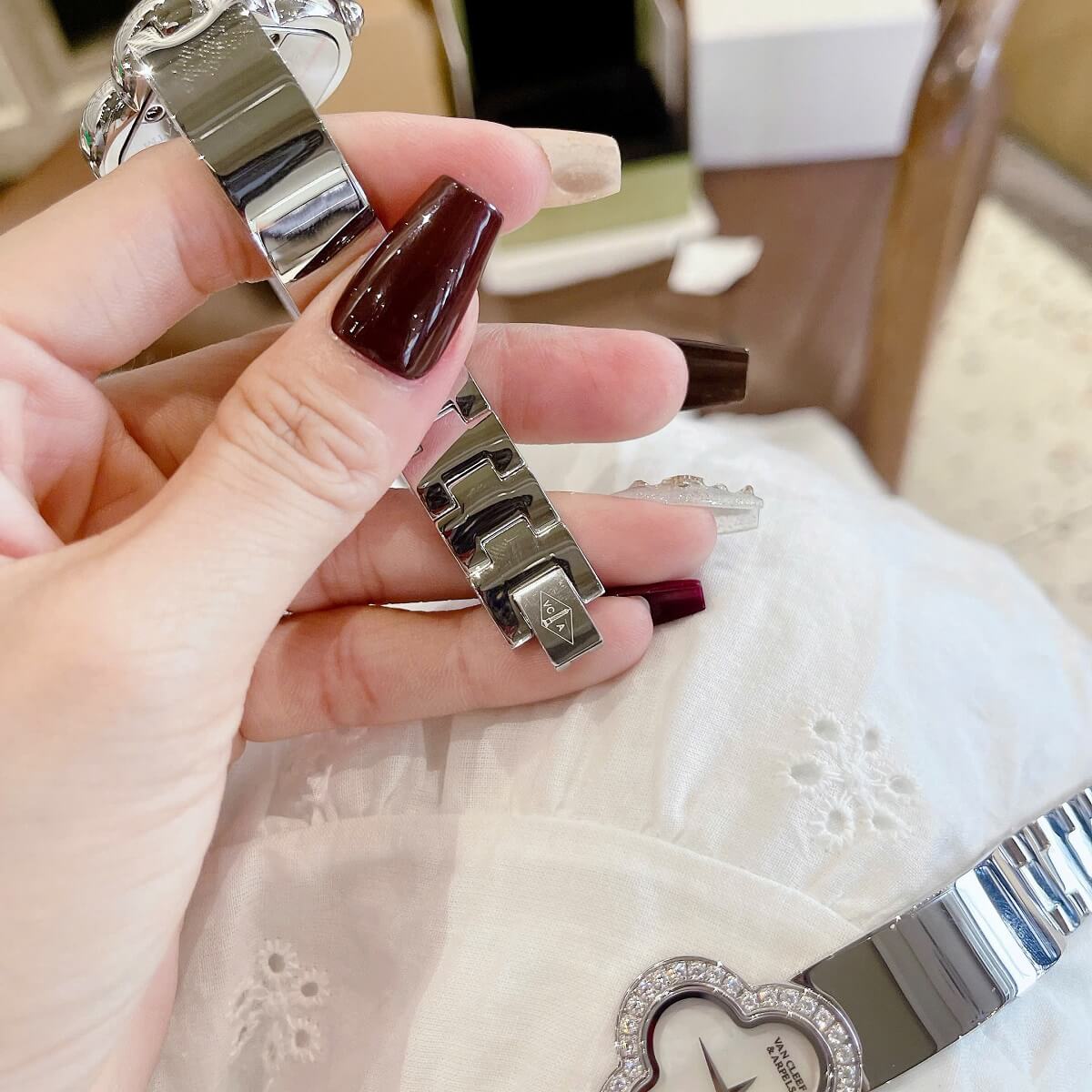 Đồng Hồ Nữ Van Cleef Cuff Bông Hoa Mặt Trắng Xà Cừ Viền Đá Kim Loại Silver Size 28mm