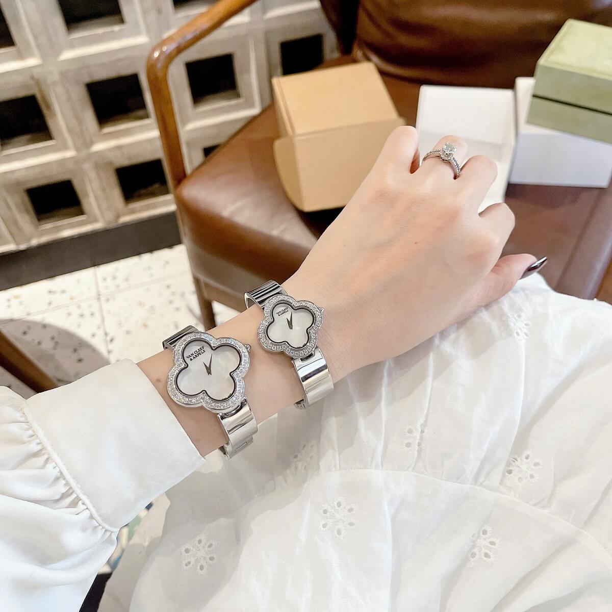 Đồng Hồ Nữ Van Cleef Cuff Bông Hoa Mặt Trắng Xà Cừ Viền Đá Kim Loại Silver Size 28mm