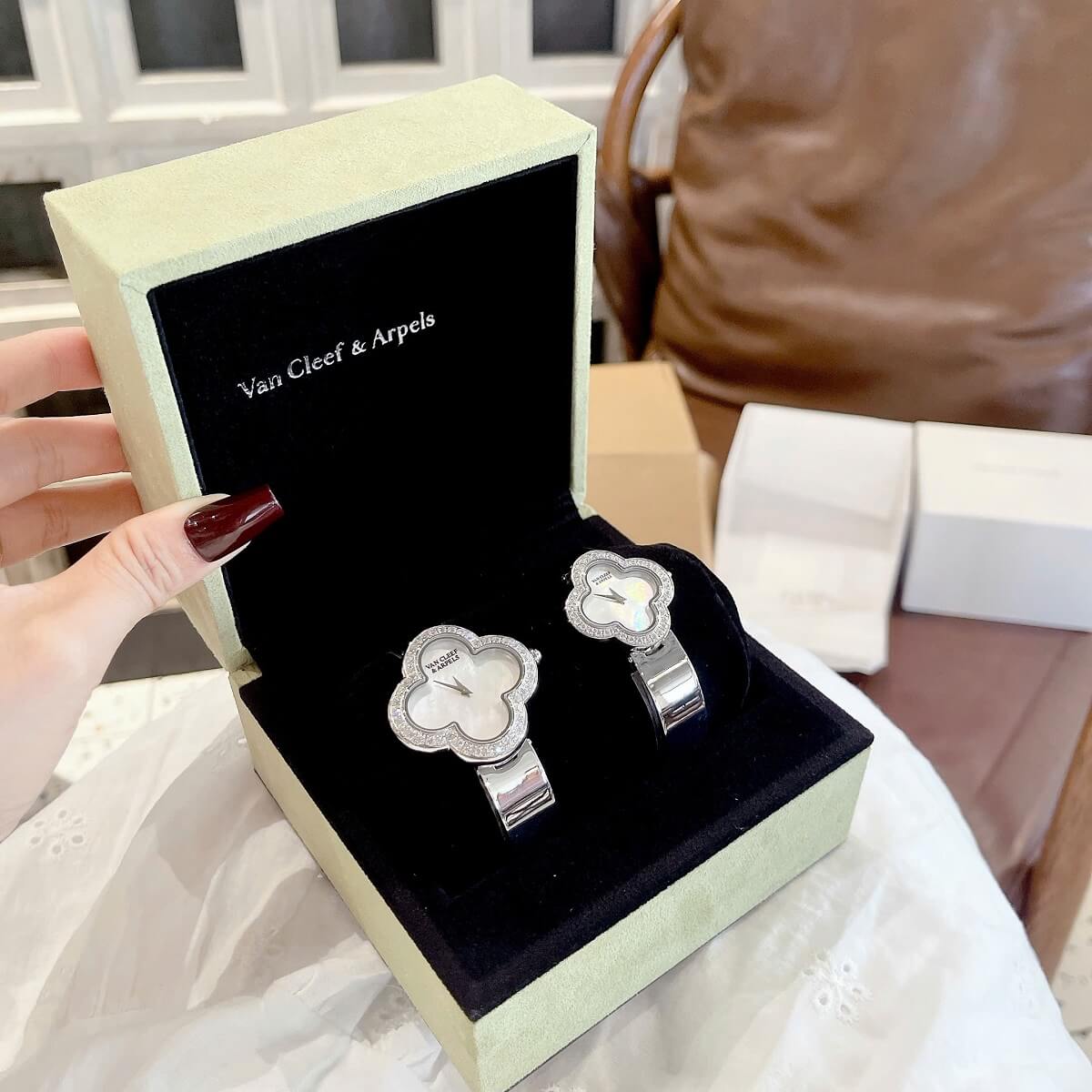 Đồng Hồ Nữ Van Cleef Cuff Bông Hoa Mặt Trắng Xà Cừ Viền Đá Kim Loại Silver Size 28mm