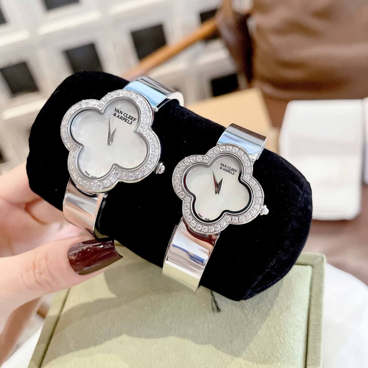 Đồng Hồ Nữ Van Cleef Cuff Bông Hoa Mặt Trắng Xà Cừ Viền Đá Kim Loại Silver Size 28mm