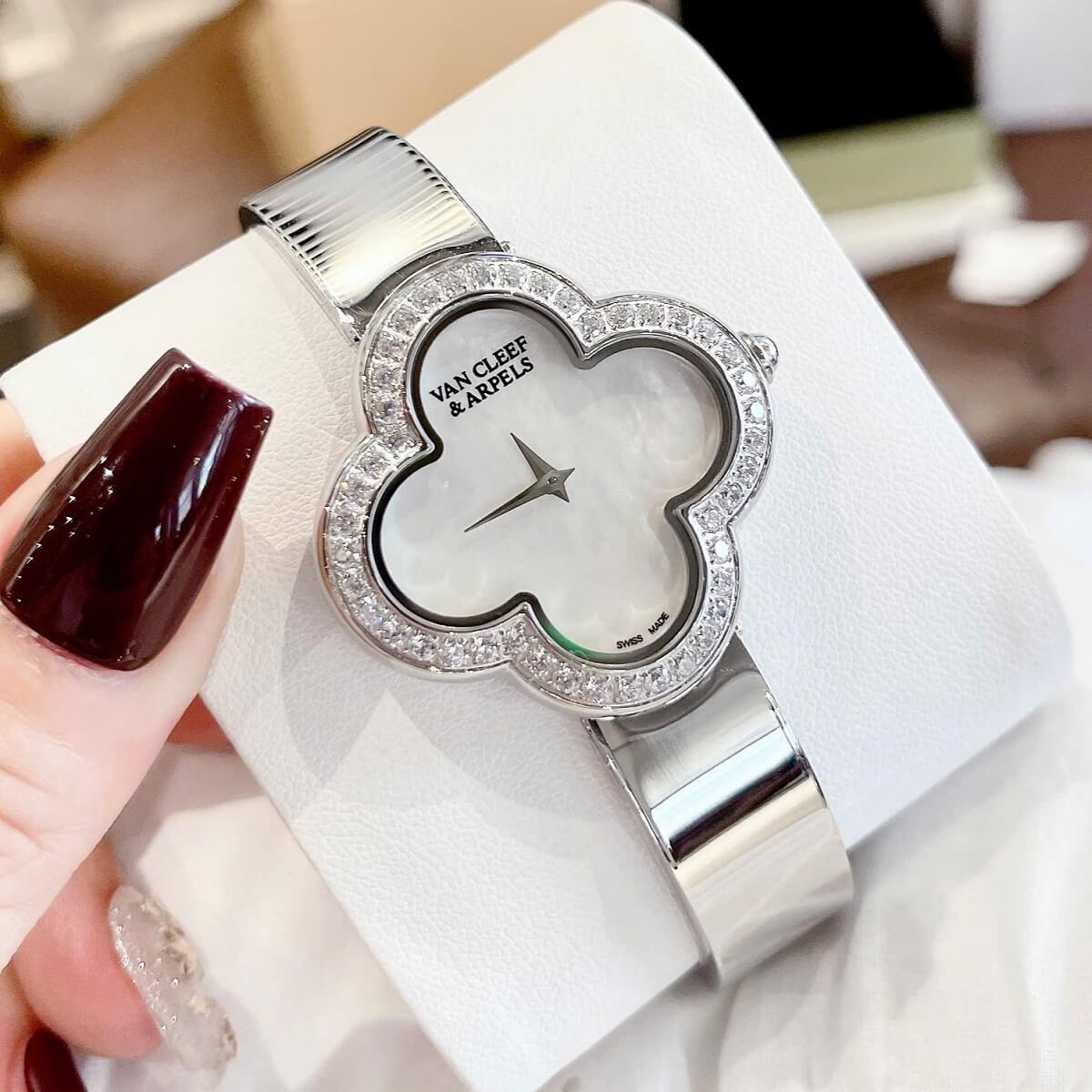 Đồng Hồ Nữ Van Cleef Cuff Bông Hoa Mặt Trắng Xà Cừ Viền Đá Kim Loại Silver Size 28mm