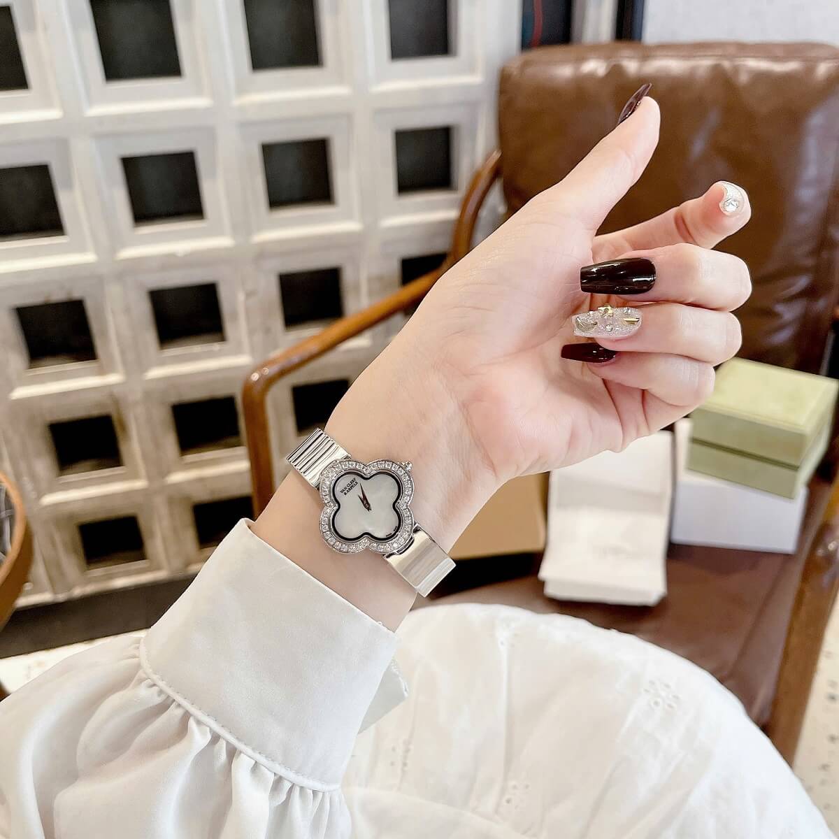 Đồng Hồ Nữ Van Cleef Cuff Bông Hoa Mặt Trắng Xà Cừ Viền Đá Kim Loại Silver Size 28mm