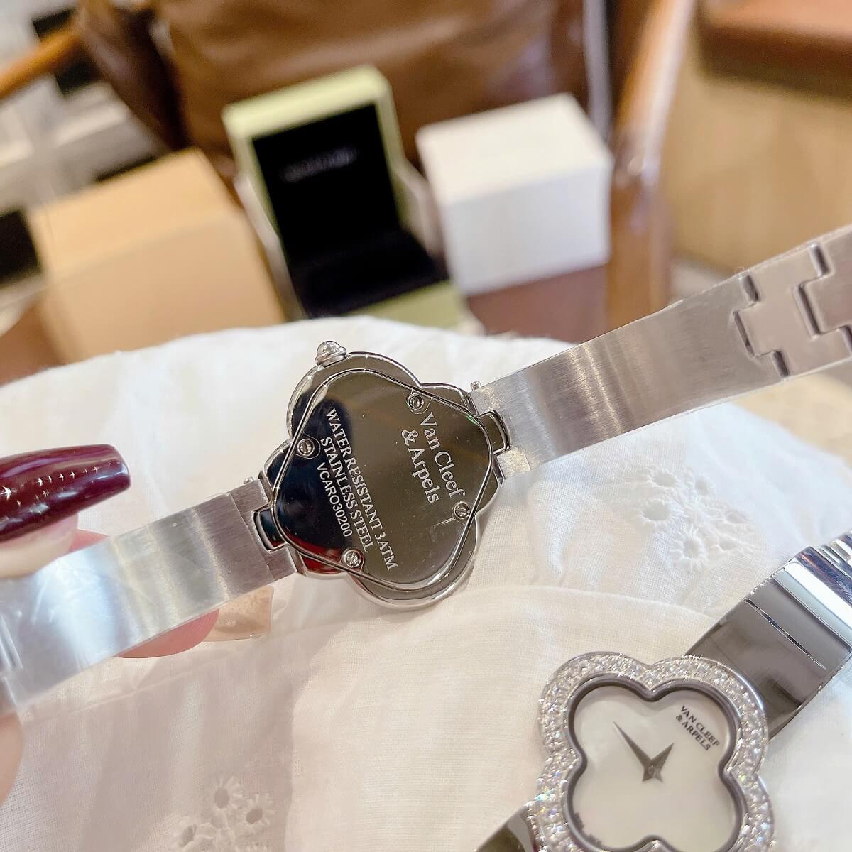 Đồng Hồ Nữ Van Cleef Cuff Bông Hoa Mặt Trắng Xà Cừ Viền Đá Kim Loại Silver Size 28mm