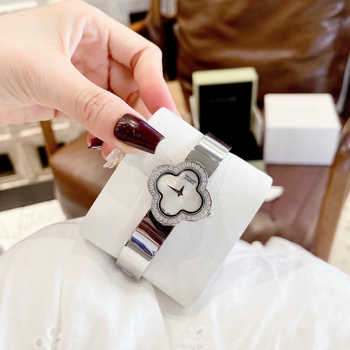 Đồng Hồ Nữ Van Cleef Cuff Bông Hoa Mặt Trắng Xà Cừ Viền Đá Kim Loại Silver Size 28mm