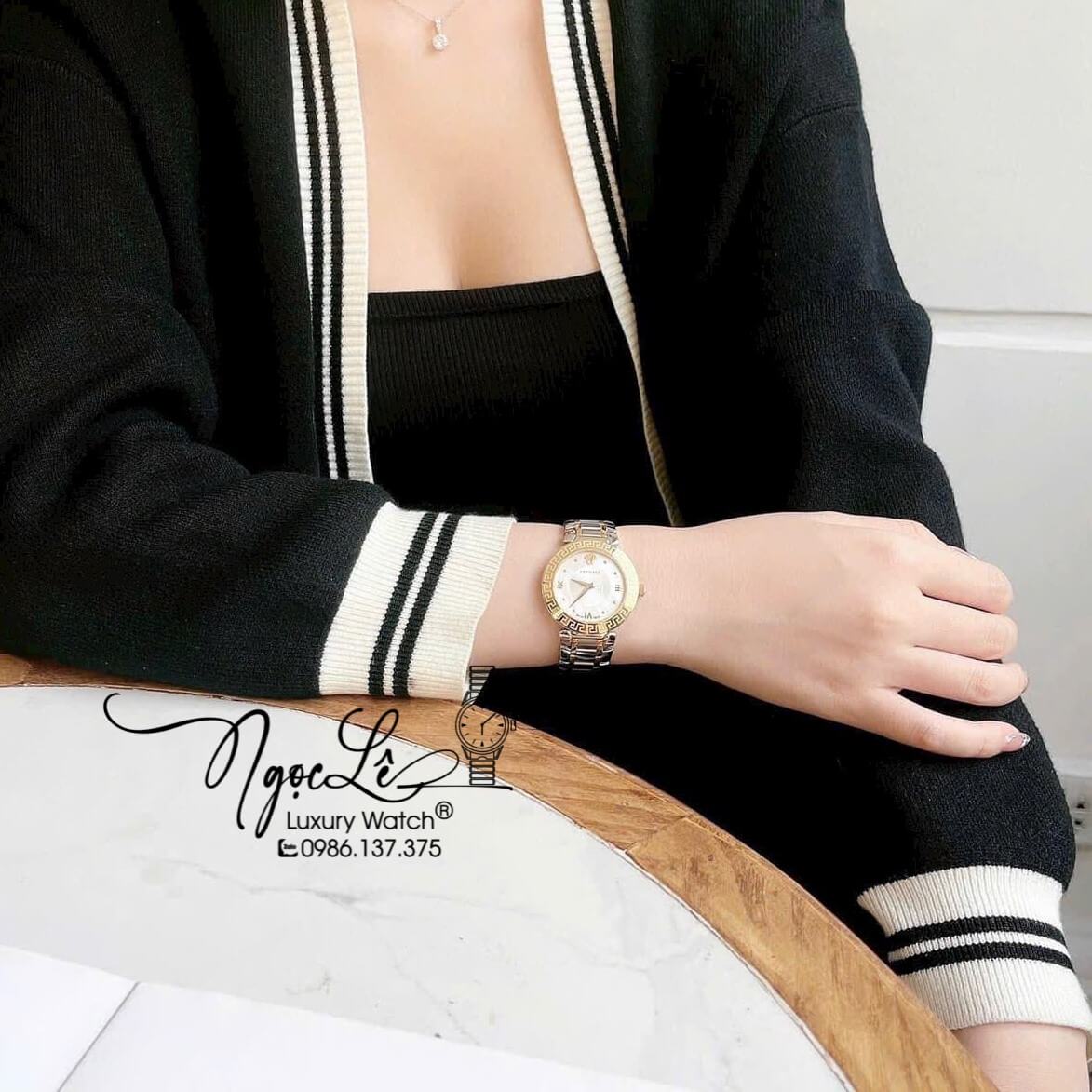 Đồng Hồ Nữ Versace Daphnis Dây Kim Loại Demi Vàng Mặt Xà Cừ Trắng 35mm