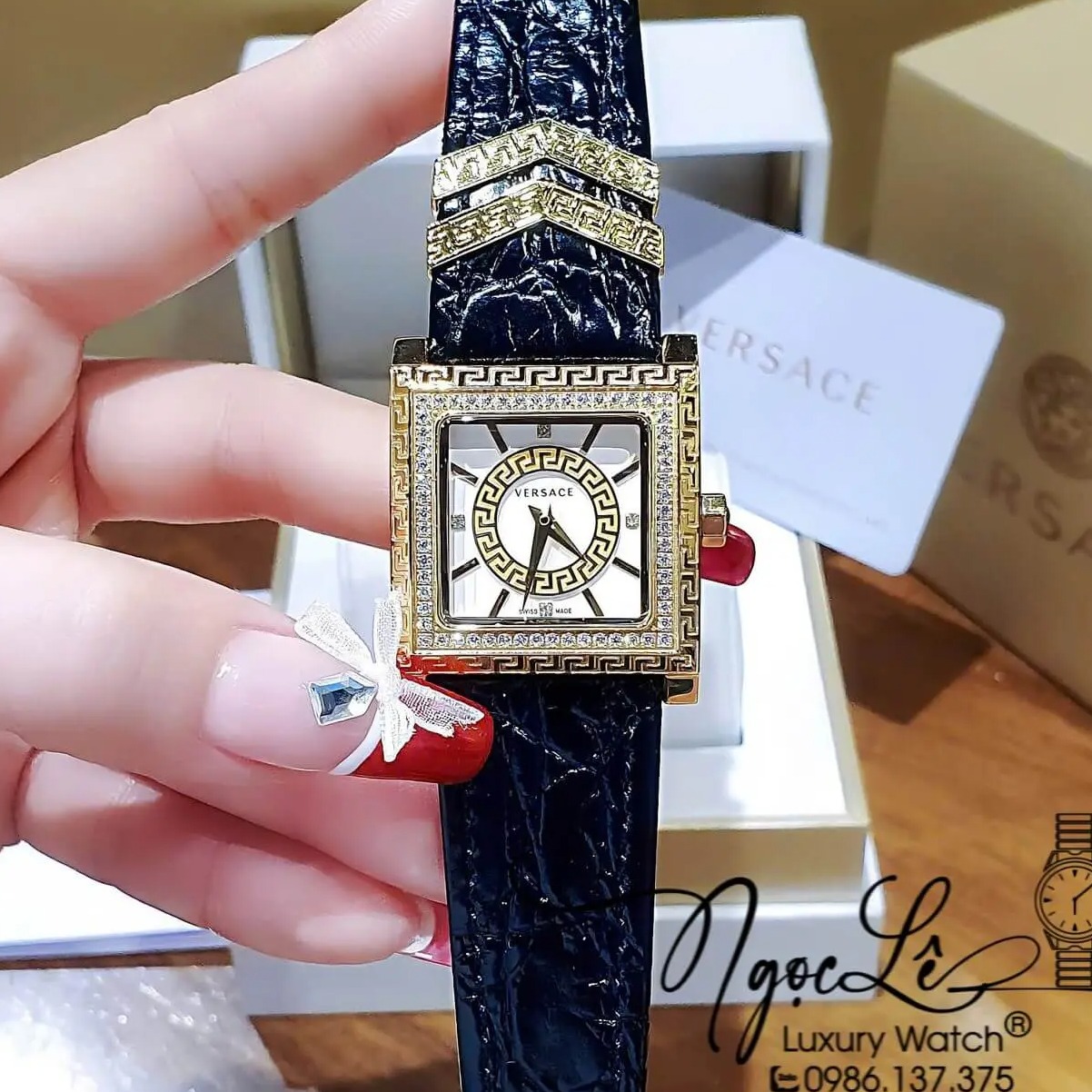 Đồng Hồ Nữ Versace DV-25 Mặt Vuông Máy Thụy Sỹ Dây Da Đen Mặt Trắng Size 36mm Đính Đá
