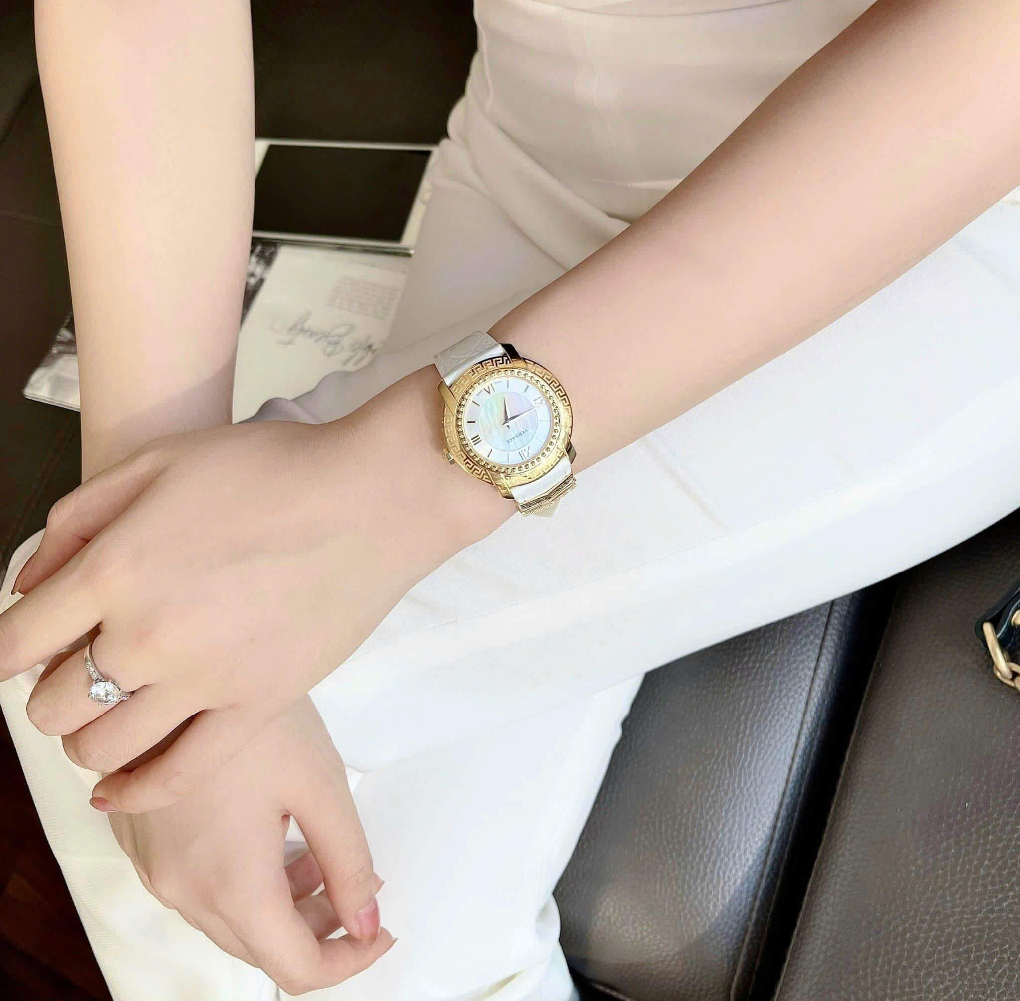 Đồng Hồ Nữ Versace DV-25 Máy Thụy Sỹ Dây Da Màu Trắng Size 36mm Đính Đá