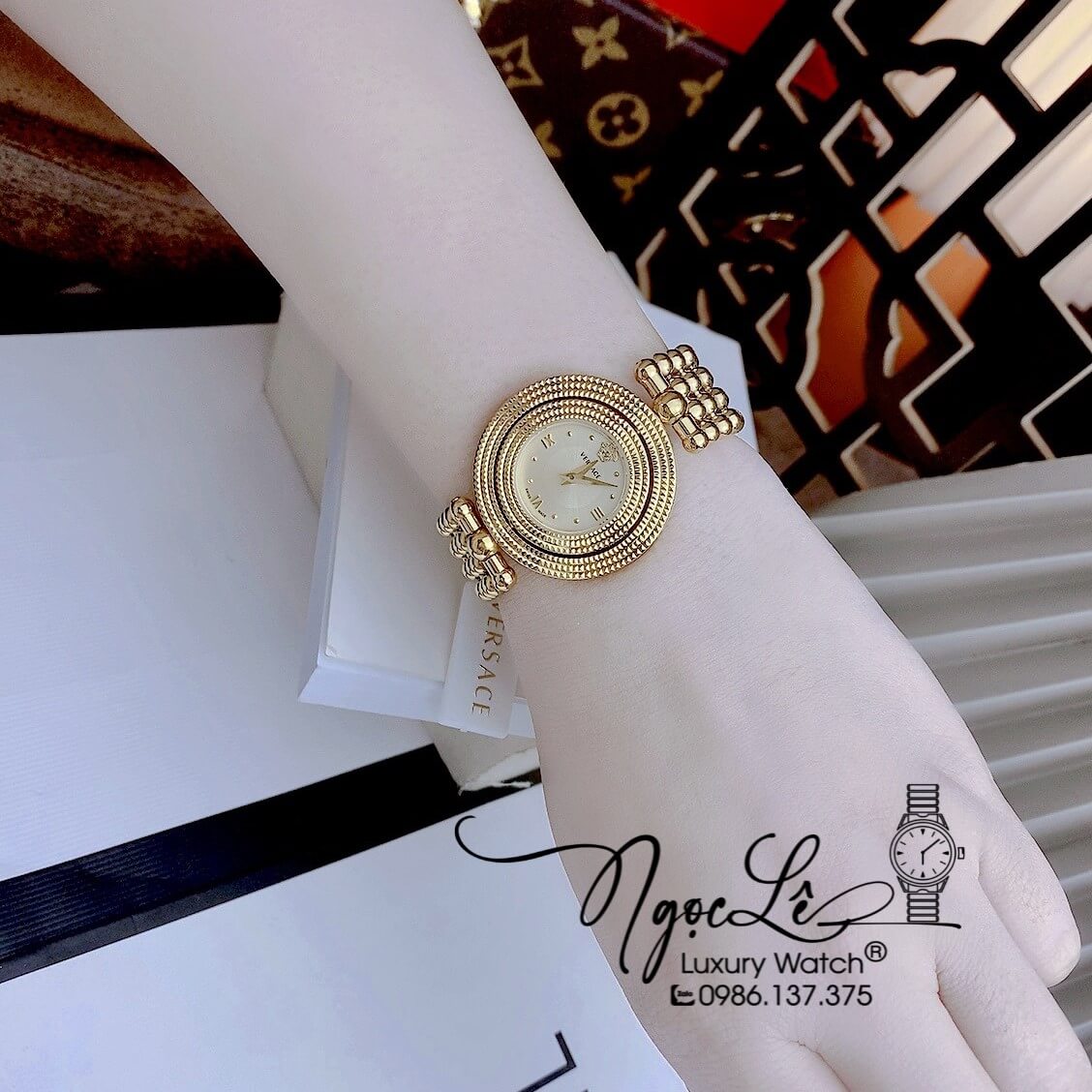 Đồng Hồ Nữ Versace Eon Mother Of Pearl Dây Bi Vàng Mặt Vàng Xoay 360 Độ 34mm