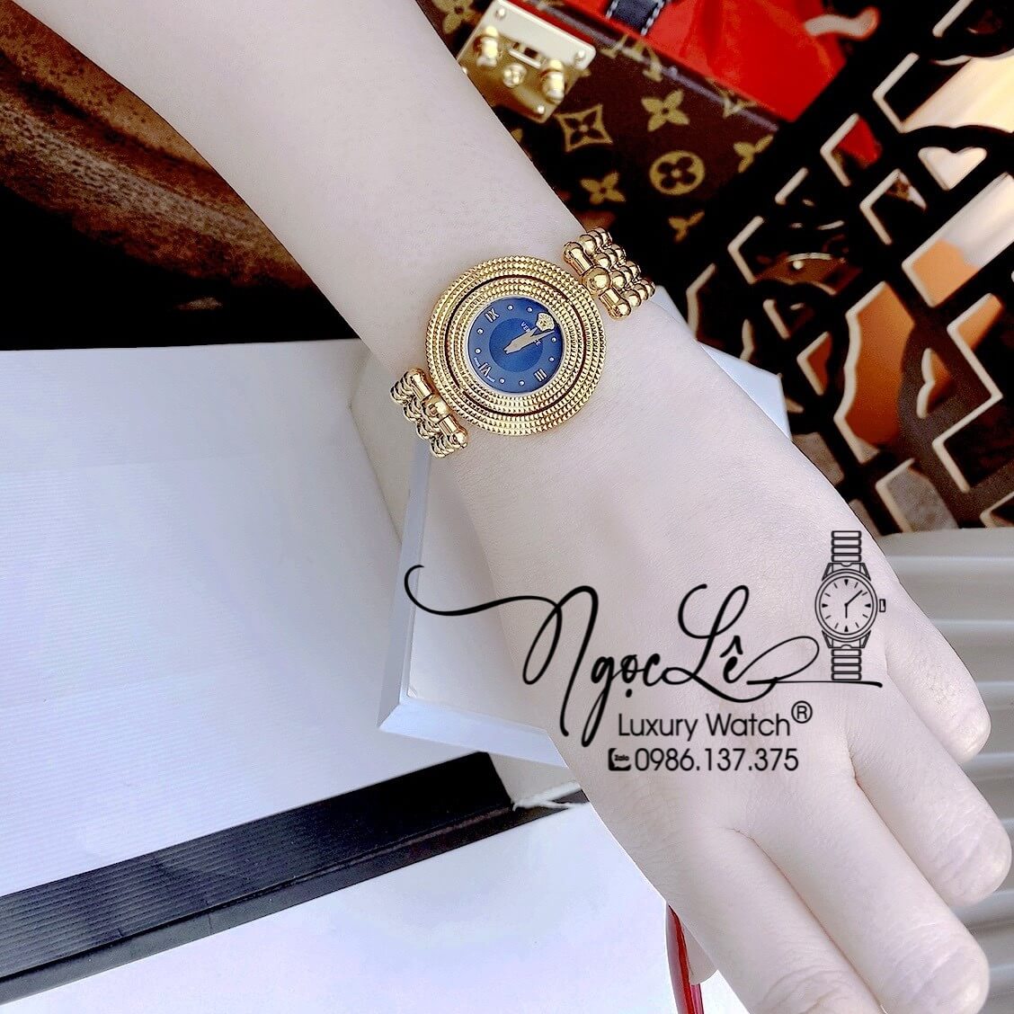 Đồng Hồ Nữ Versace Eon Mother Of Pearl Dây Bi Vàng Mặt Xanh Navy Xoay 360 Độ 34mm
