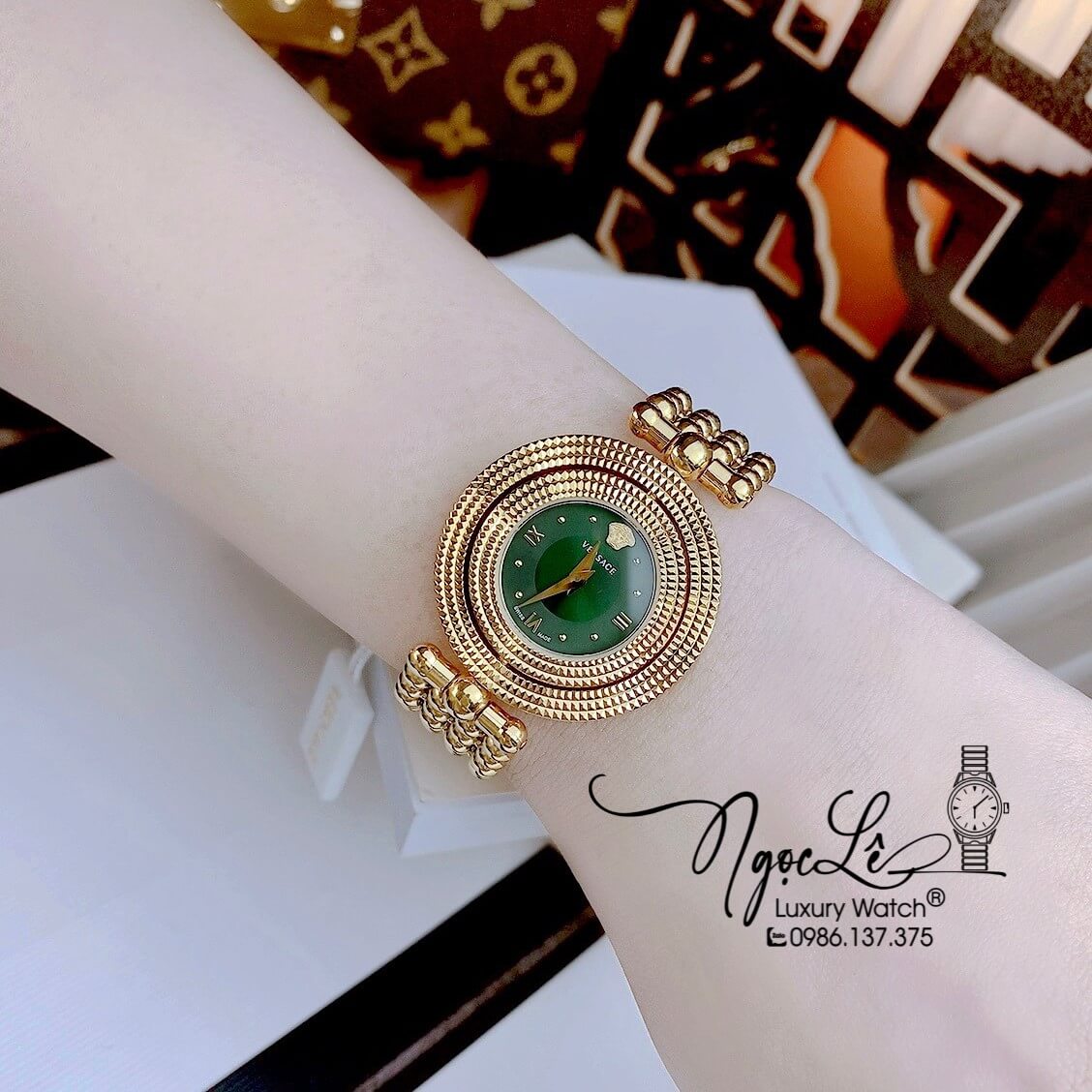 Đồng Hồ Nữ Versace Eon Mother Of Pearl Dây Bi Vàng Mặt Xanh Lá Xoay 360 Độ 34mm