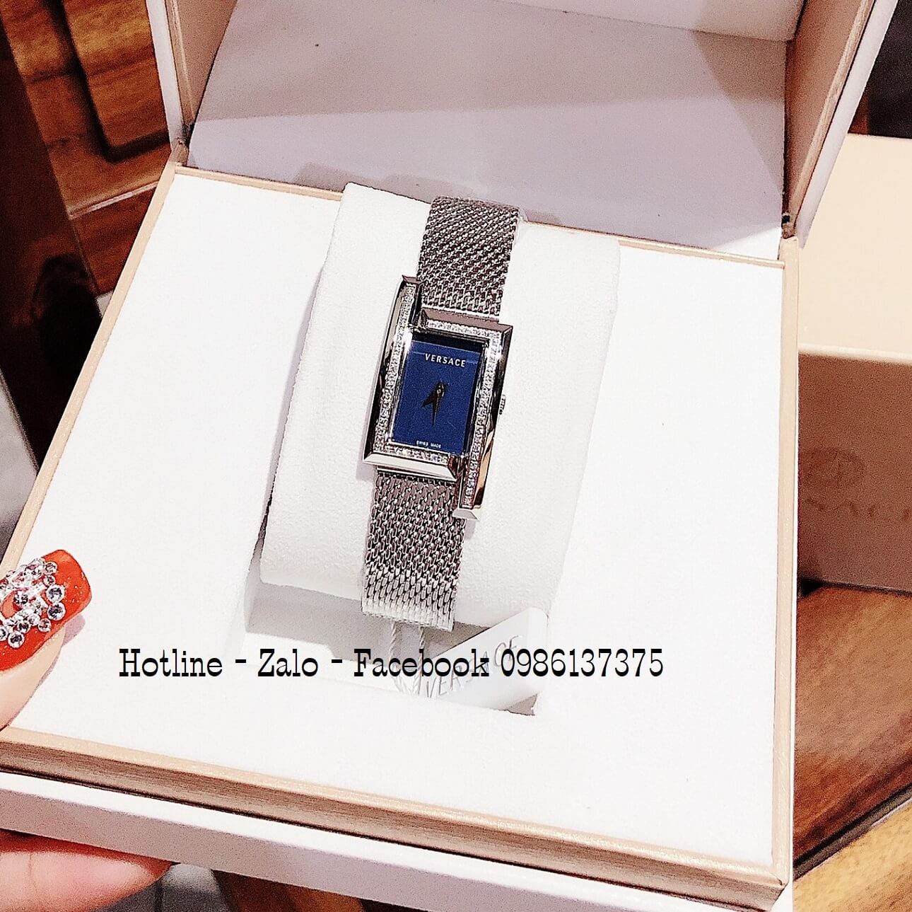 Đồng Hồ Nữ Versace Greca Icon Đính Đá Bạc Mặt Xanh Dương 39x21mm