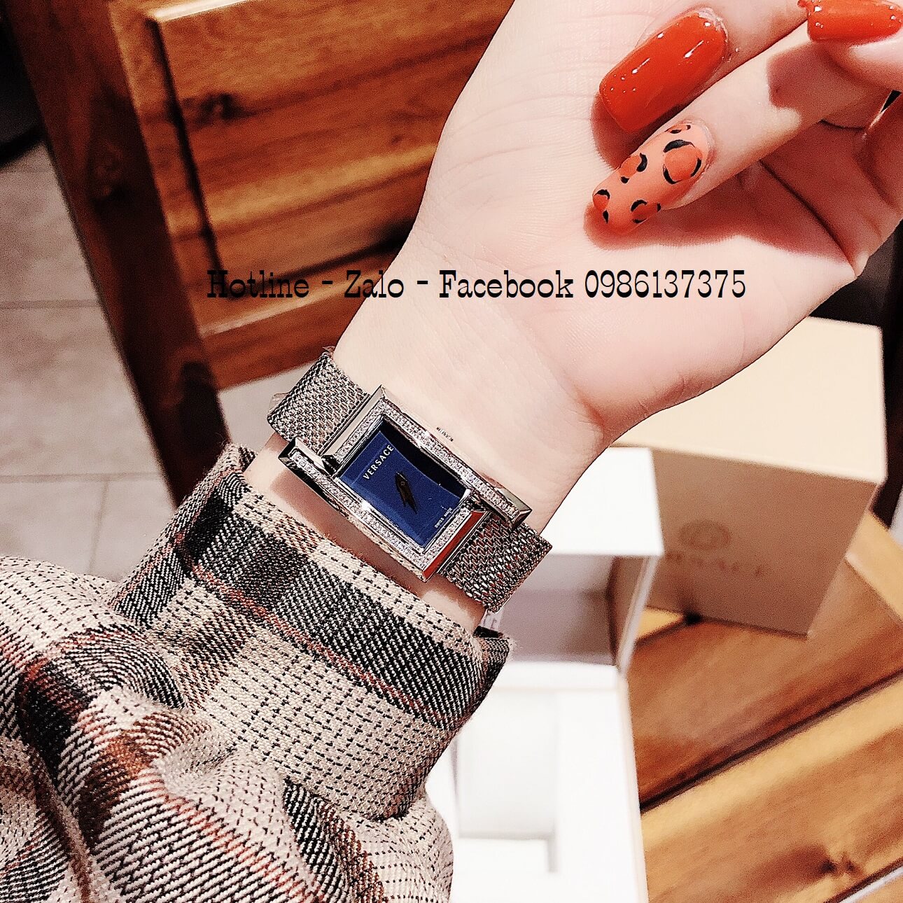 Đồng Hồ Nữ Versace Greca Icon Đính Đá Bạc Mặt Xanh Dương 39x21mm
