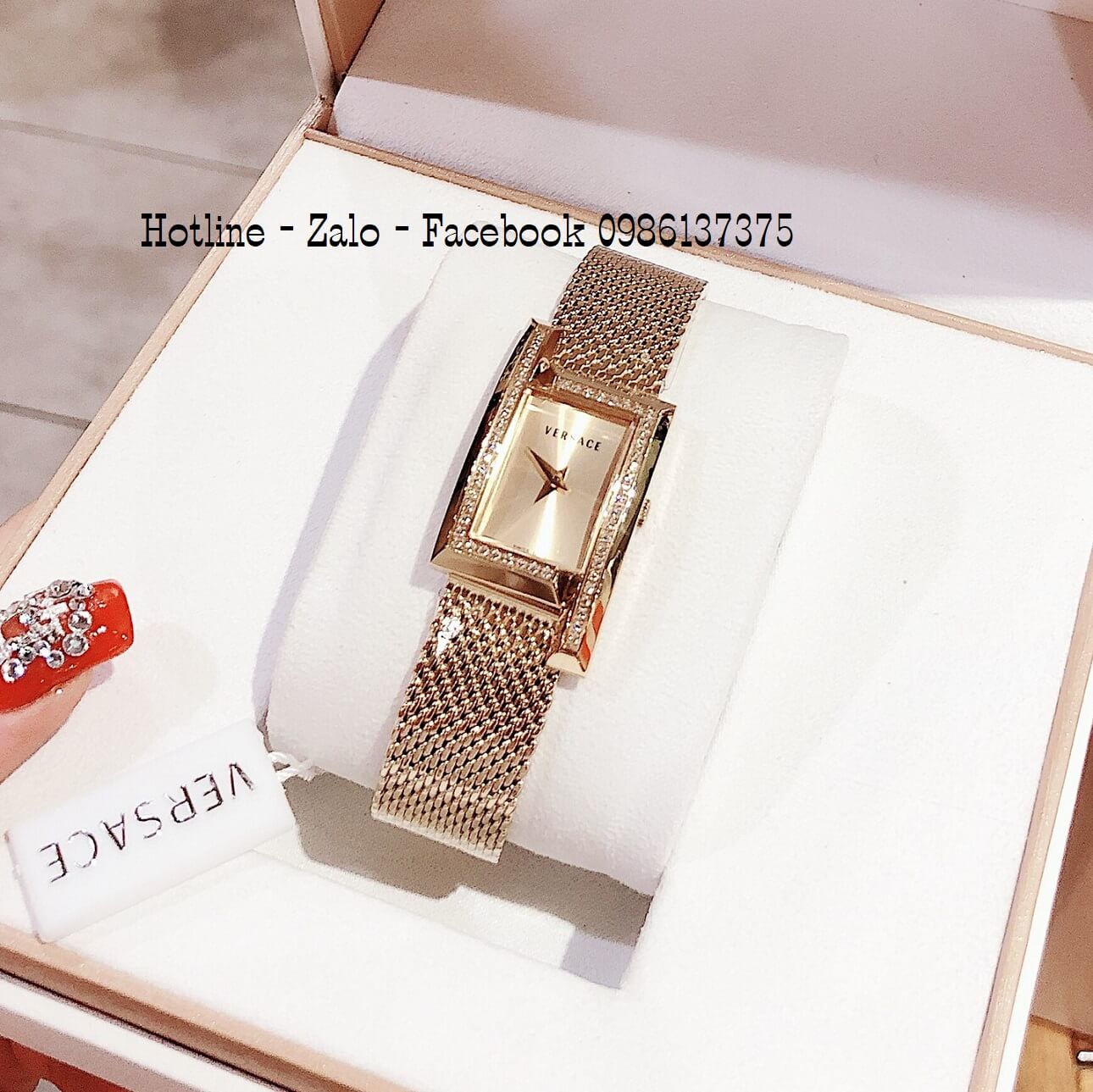 Đồng Hồ Nữ Versace Greca Icon Đính Đá Vàng Mặt Vàng 39x21mm