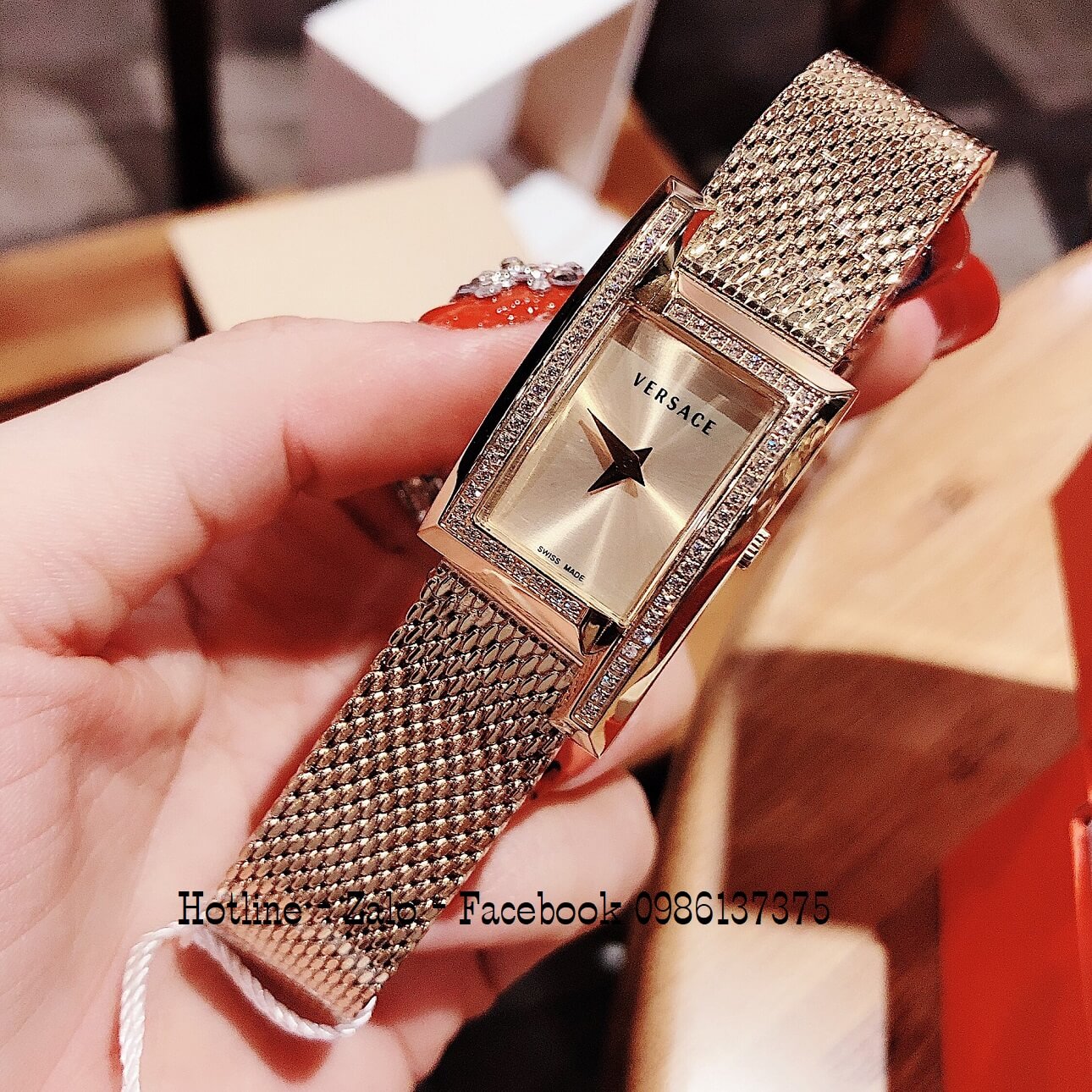 Đồng Hồ Nữ Versace Greca Icon Đính Đá Vàng Mặt Vàng 39x21mm