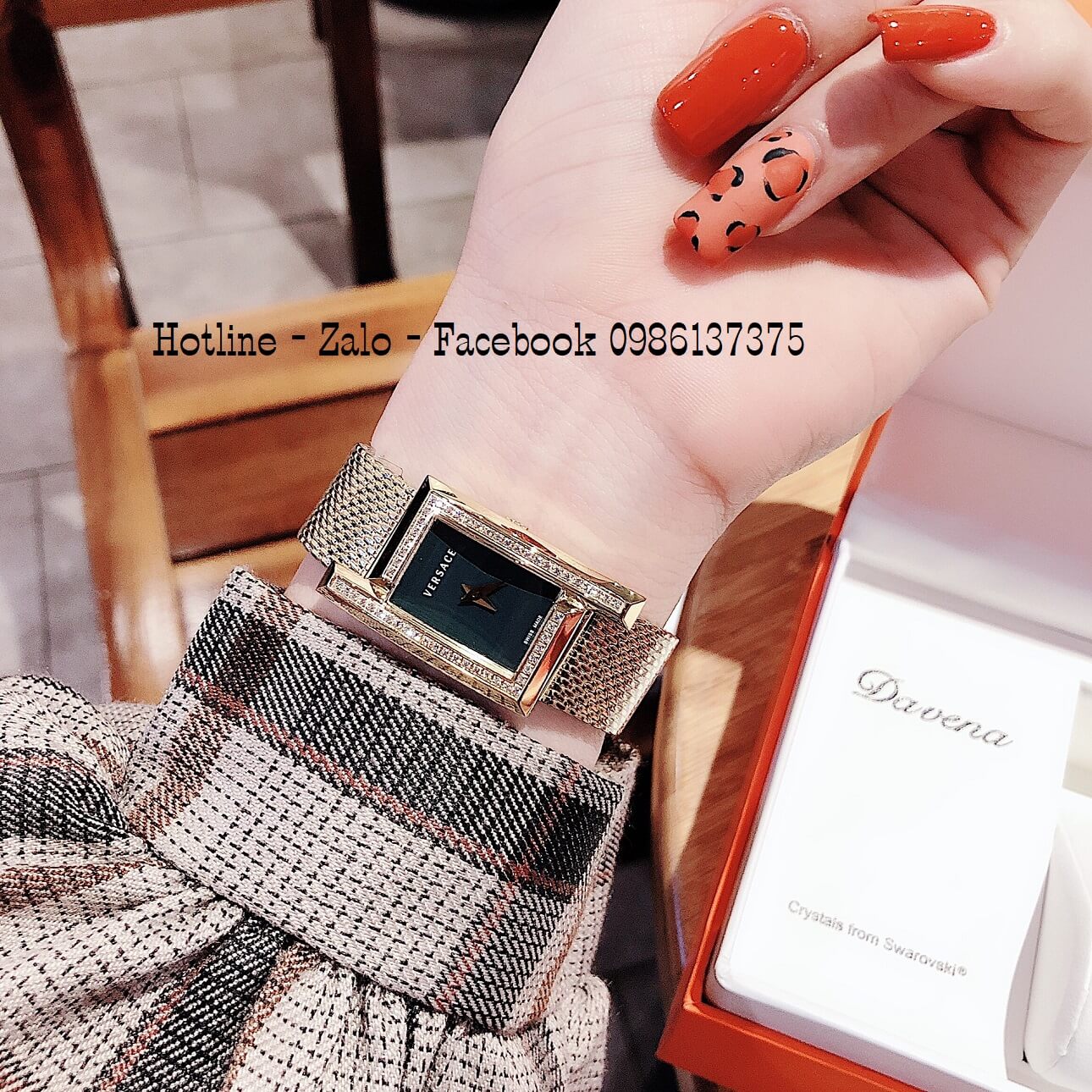 Đồng Hồ Nữ Versace Greca Icon Đính Đá Vàng Mặt Xanh Rêu 39x21mm