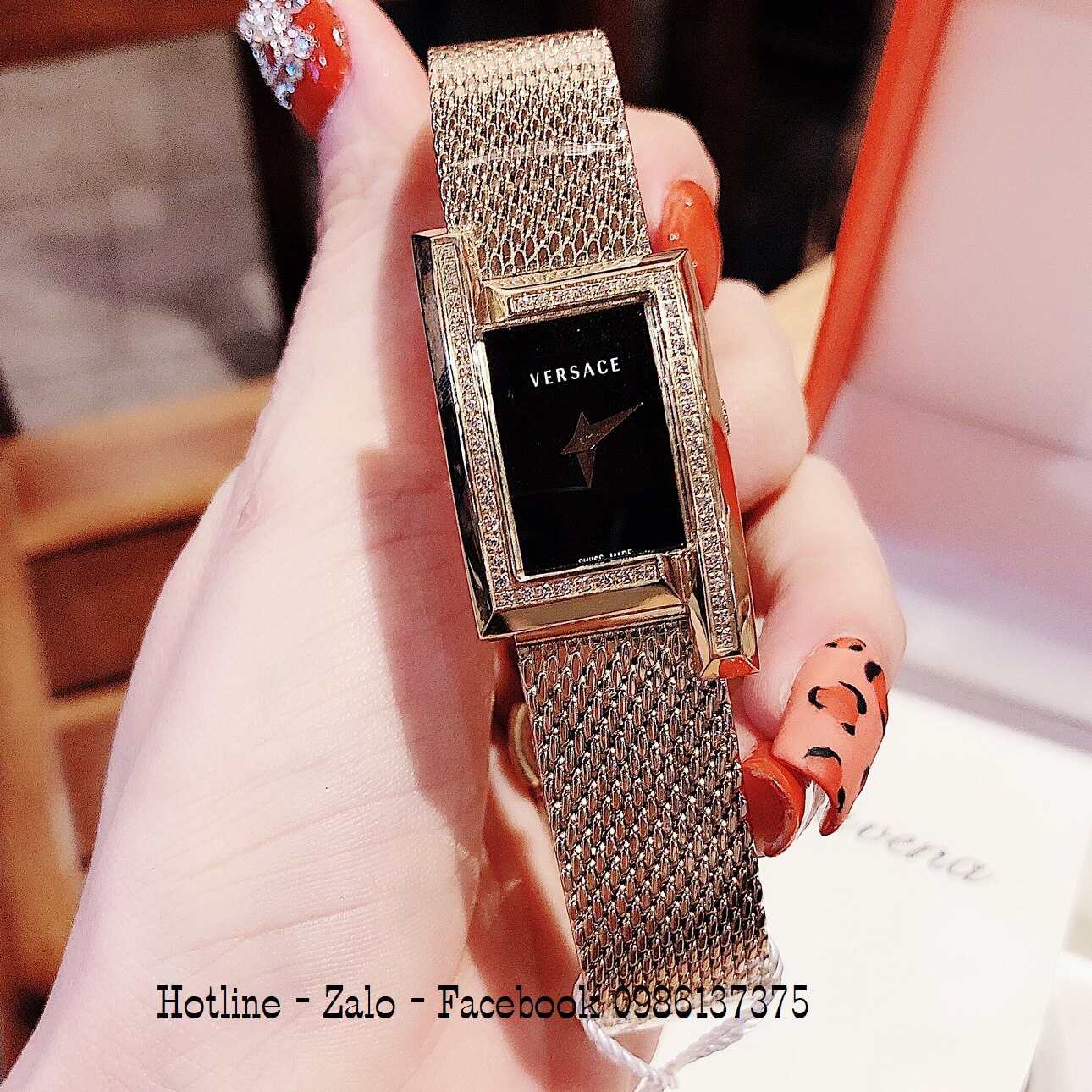 Đồng Hồ Nữ Versace Greca Icon Đính Đá Vàng Mặt Đen 39x21mm
