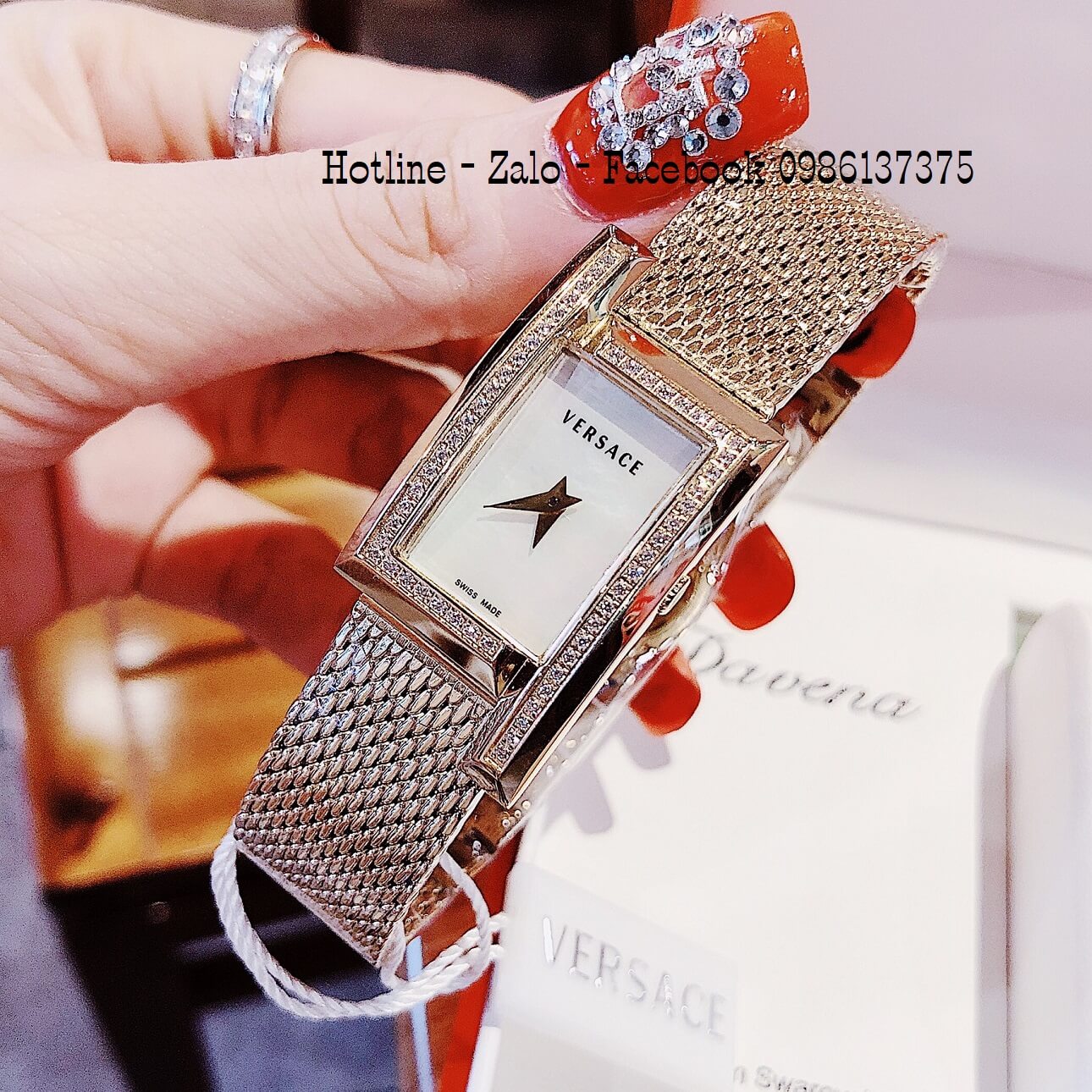 Đồng Hồ Nữ Versace Greca Icon Đính Đá Vàng Mặt Trắng 39x21mm