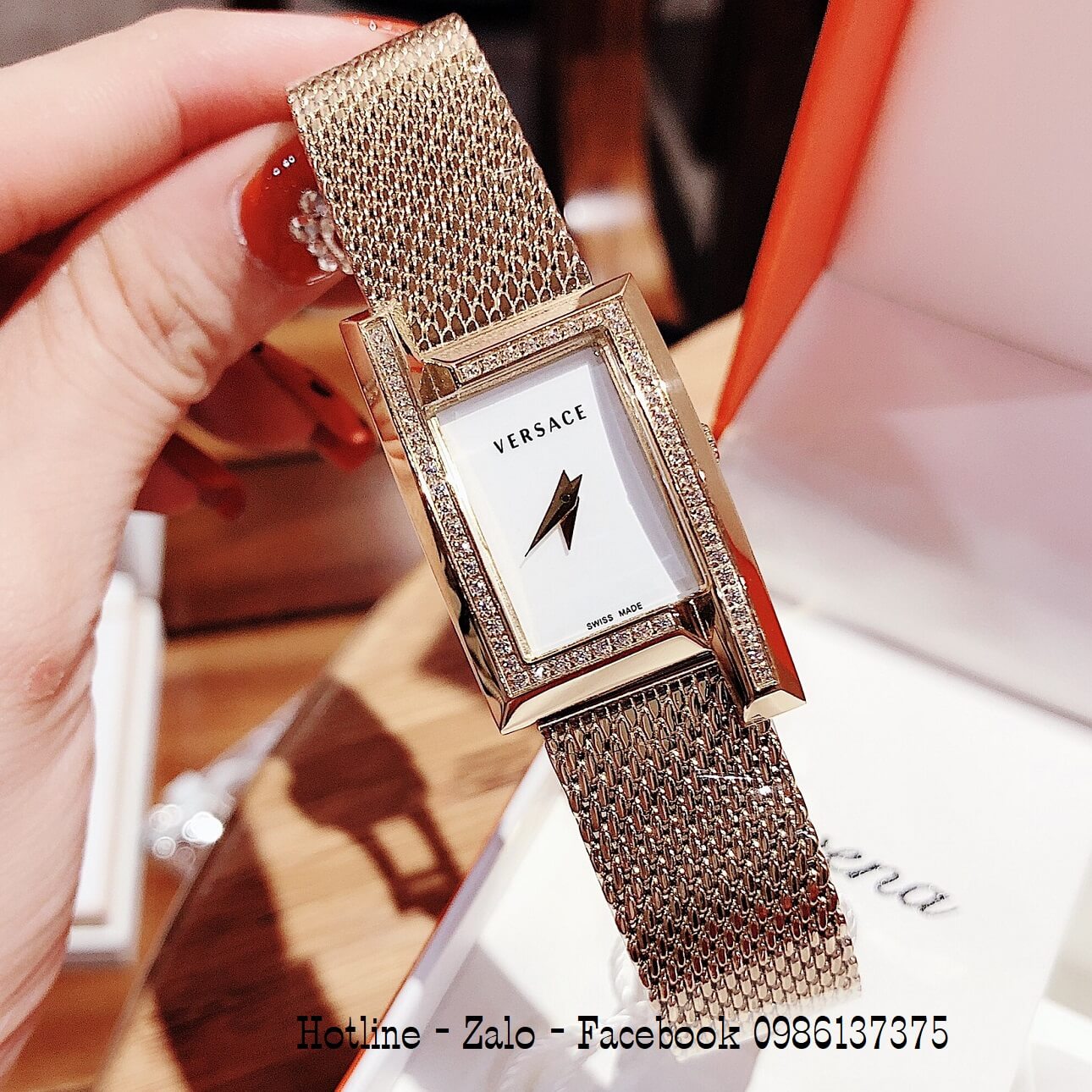 Đồng Hồ Nữ Versace Greca Icon Đính Đá Vàng Mặt Trắng 39x21mm