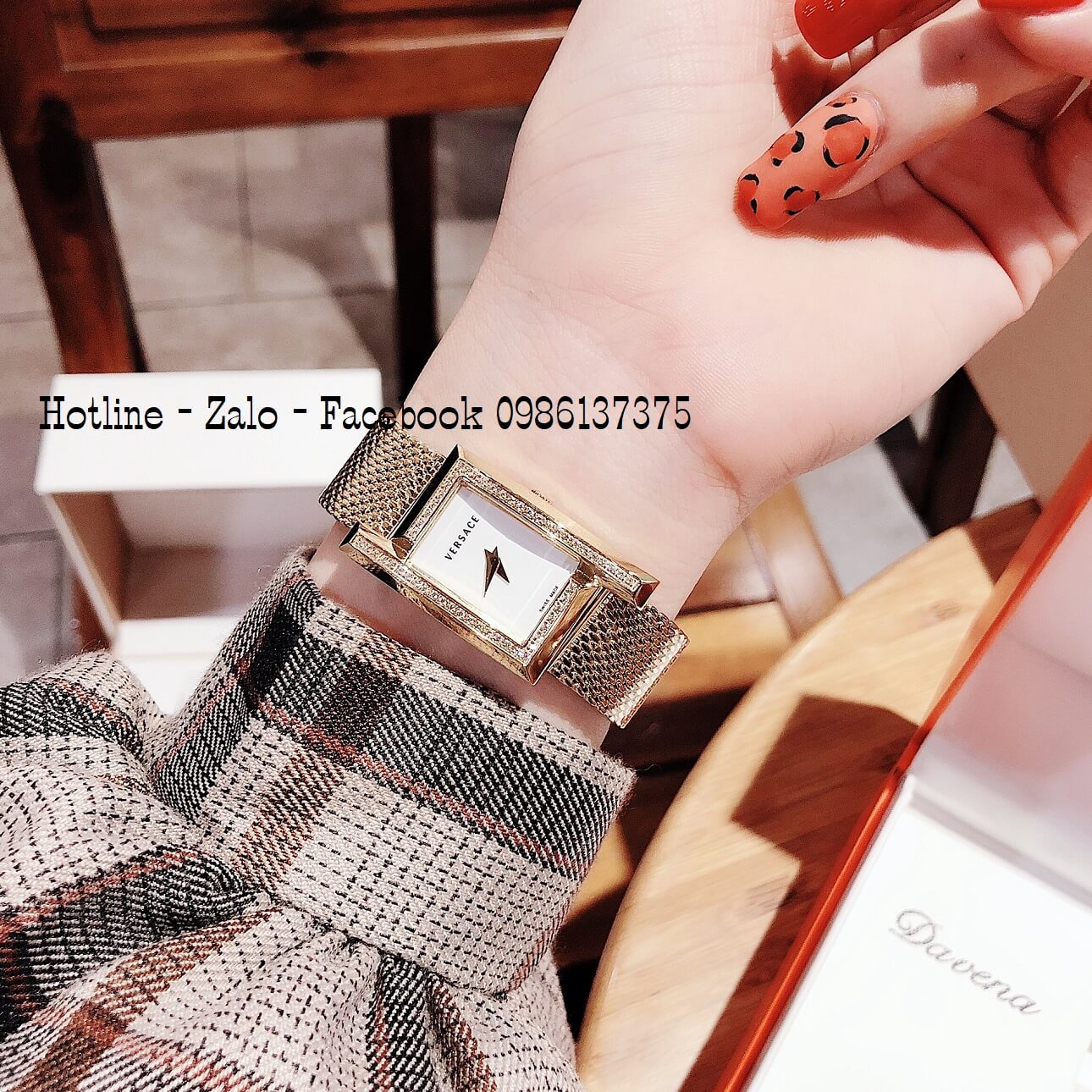 Đồng Hồ Nữ Versace Greca Icon Đính Đá Vàng Mặt Trắng 39x21mm