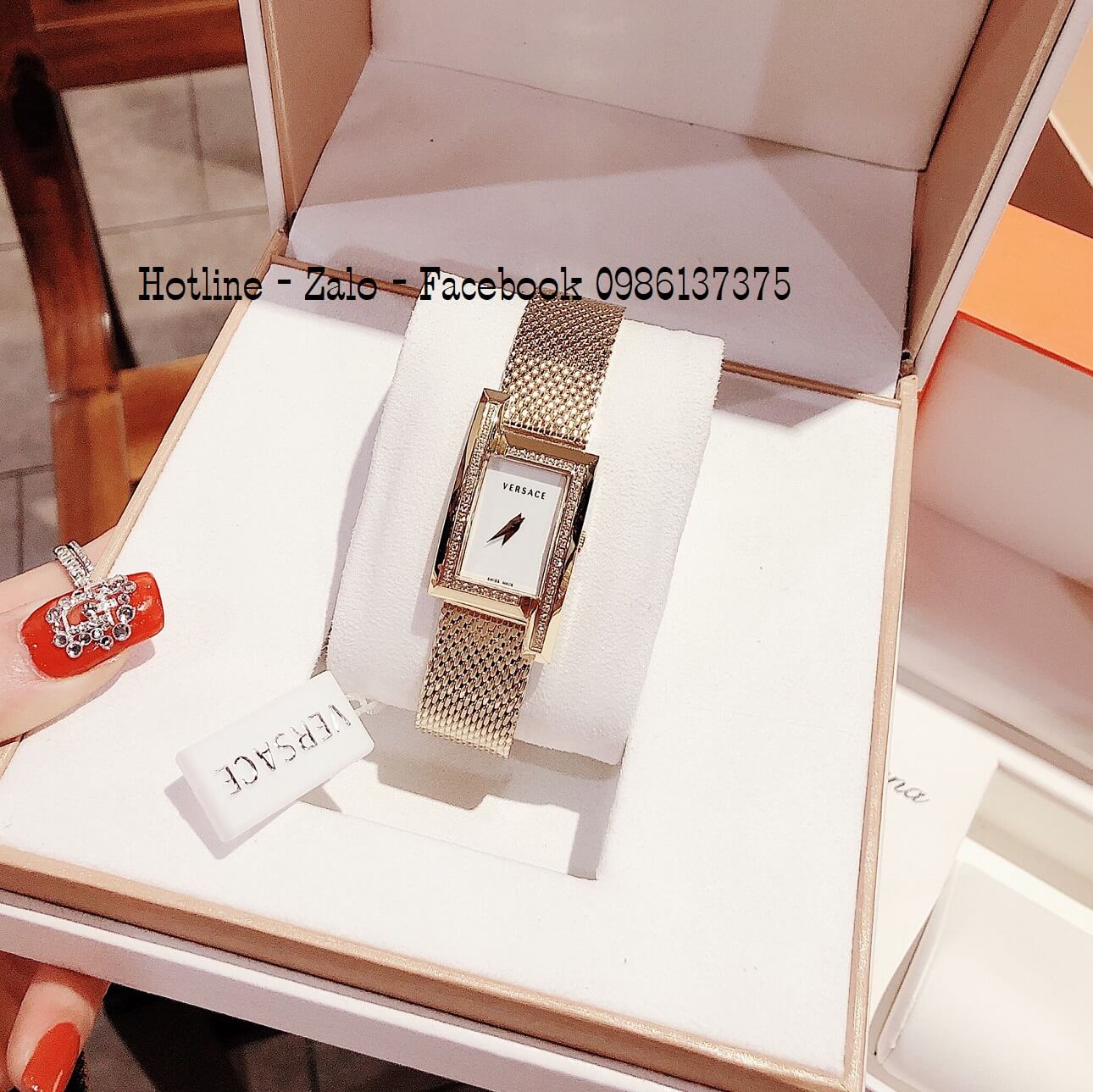 Đồng Hồ Nữ Versace Greca Icon Đính Đá Vàng Mặt Trắng 39x21mm