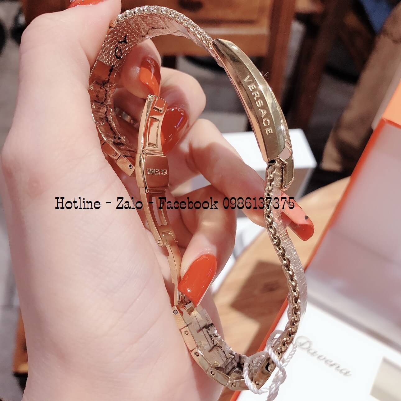 Đồng Hồ Nữ Versace Greca Icon Đính Đá Vàng Mặt Trắng 39x21mm