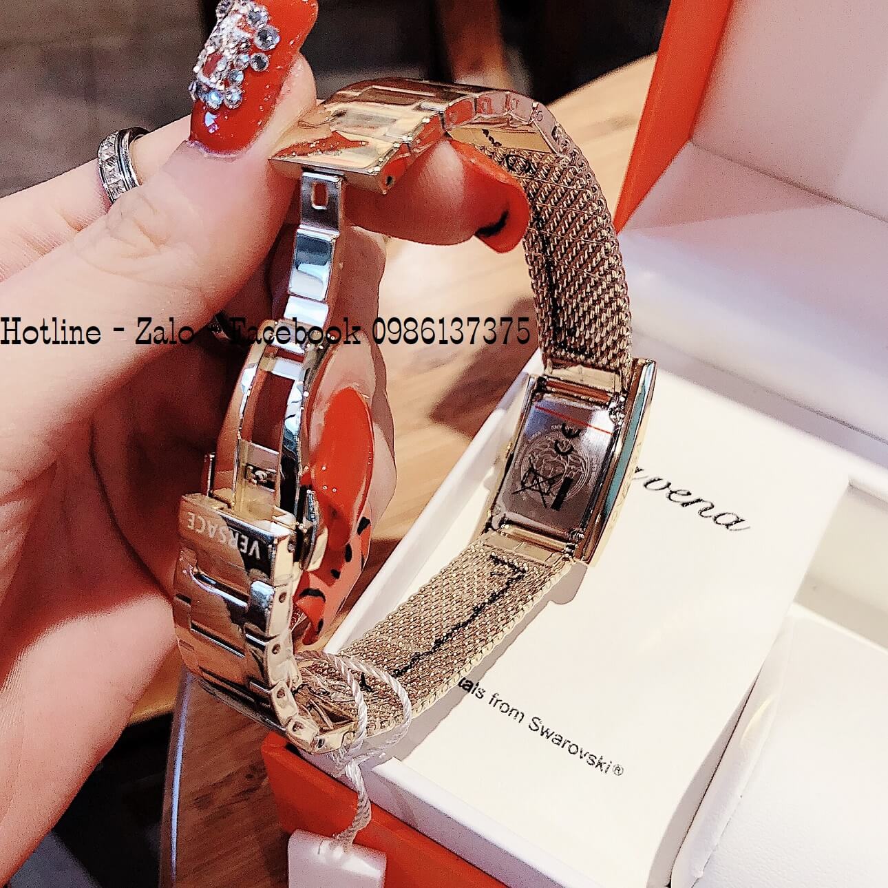 Đồng Hồ Nữ Versace Greca Icon Đính Đá Vàng Mặt Đen 39x21mm