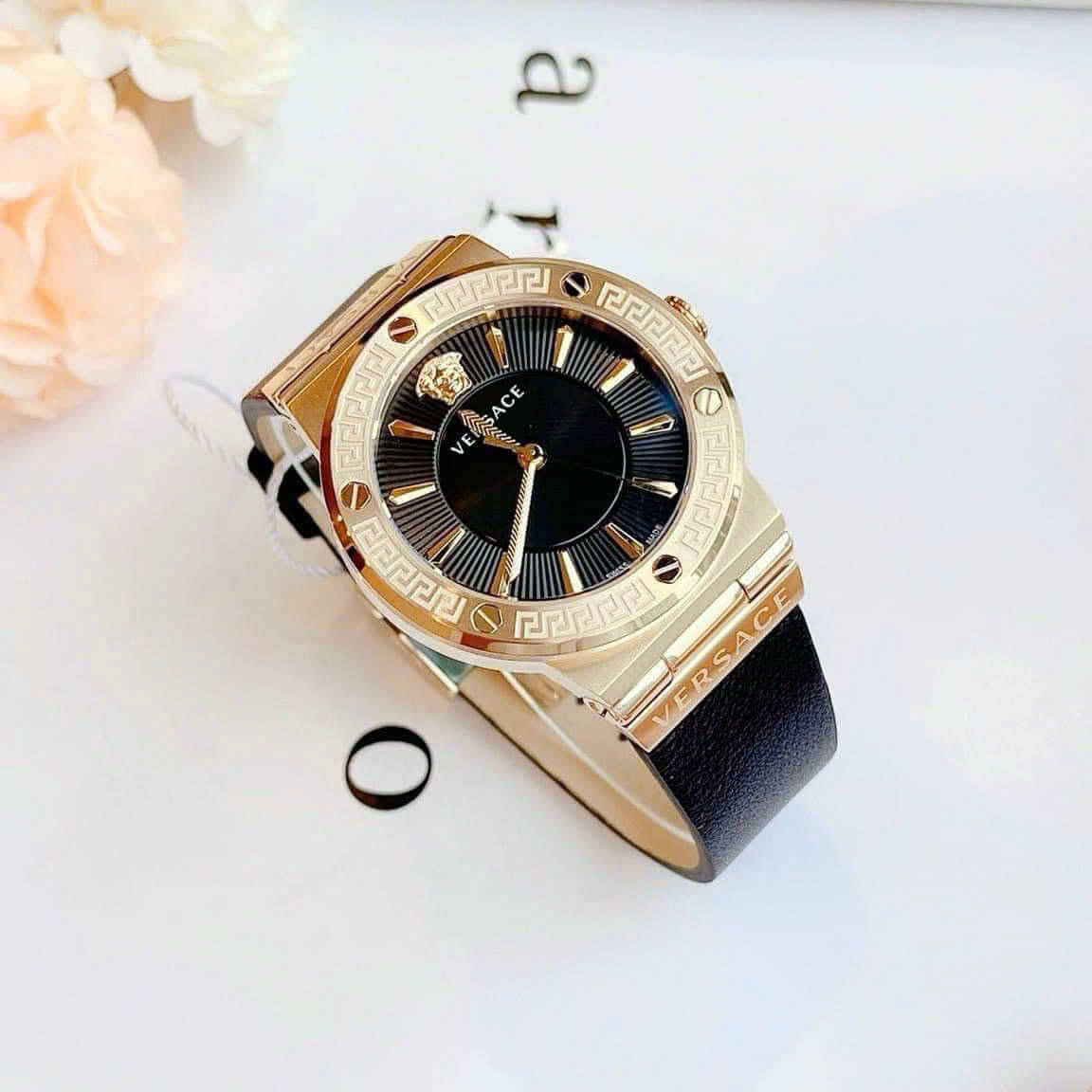 Đồng Hồ Nữ Versace Greca Logo Dây Da Đen Size 38mm - Quartz