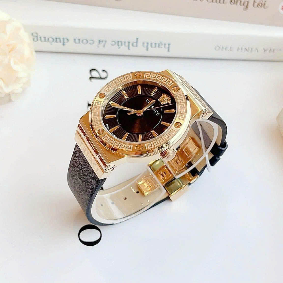 Đồng Hồ Nữ Versace Greca Logo Dây Da Đen Size 38mm - Quartz