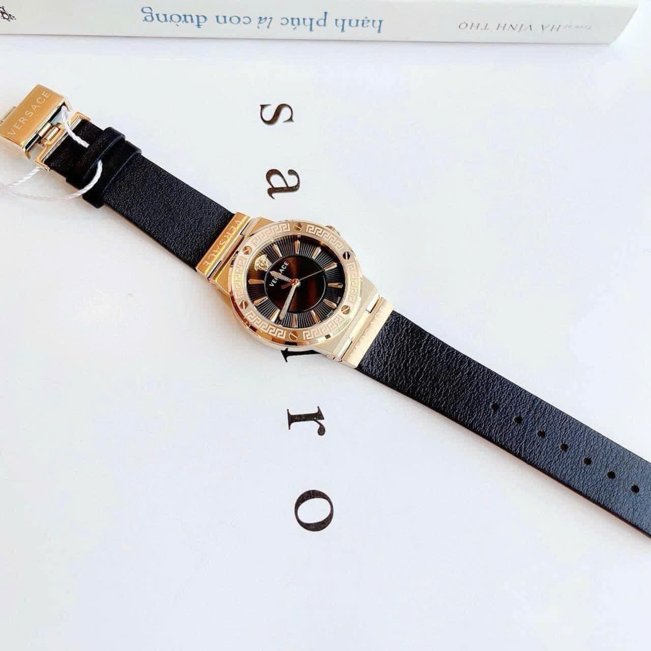 Đồng Hồ Nữ Versace Greca Logo Dây Da Đen Size 38mm - Quartz