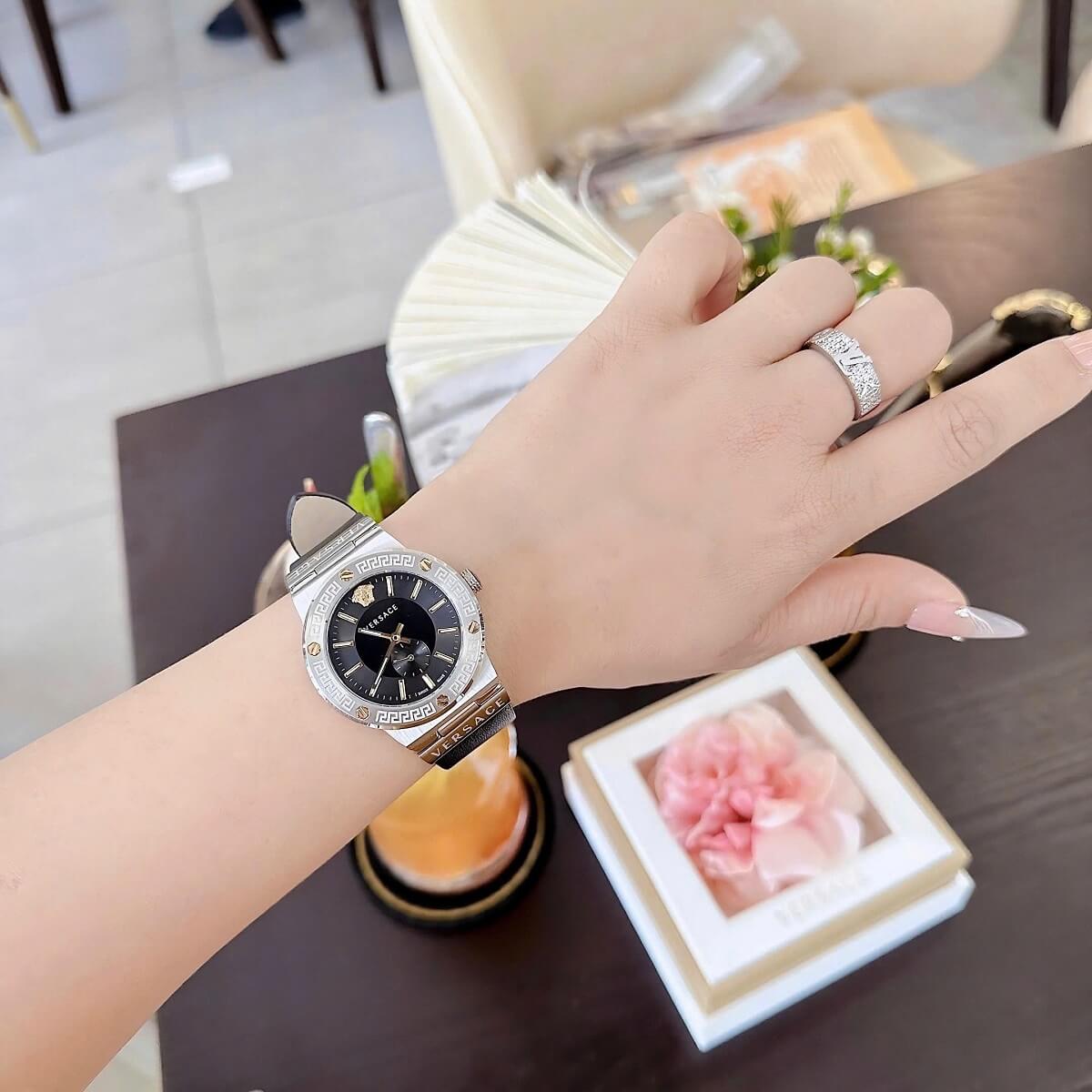 Đồng Hồ Nữ Versace Greca Logo Dây Da Đen Vỏ Silver Size 36mm