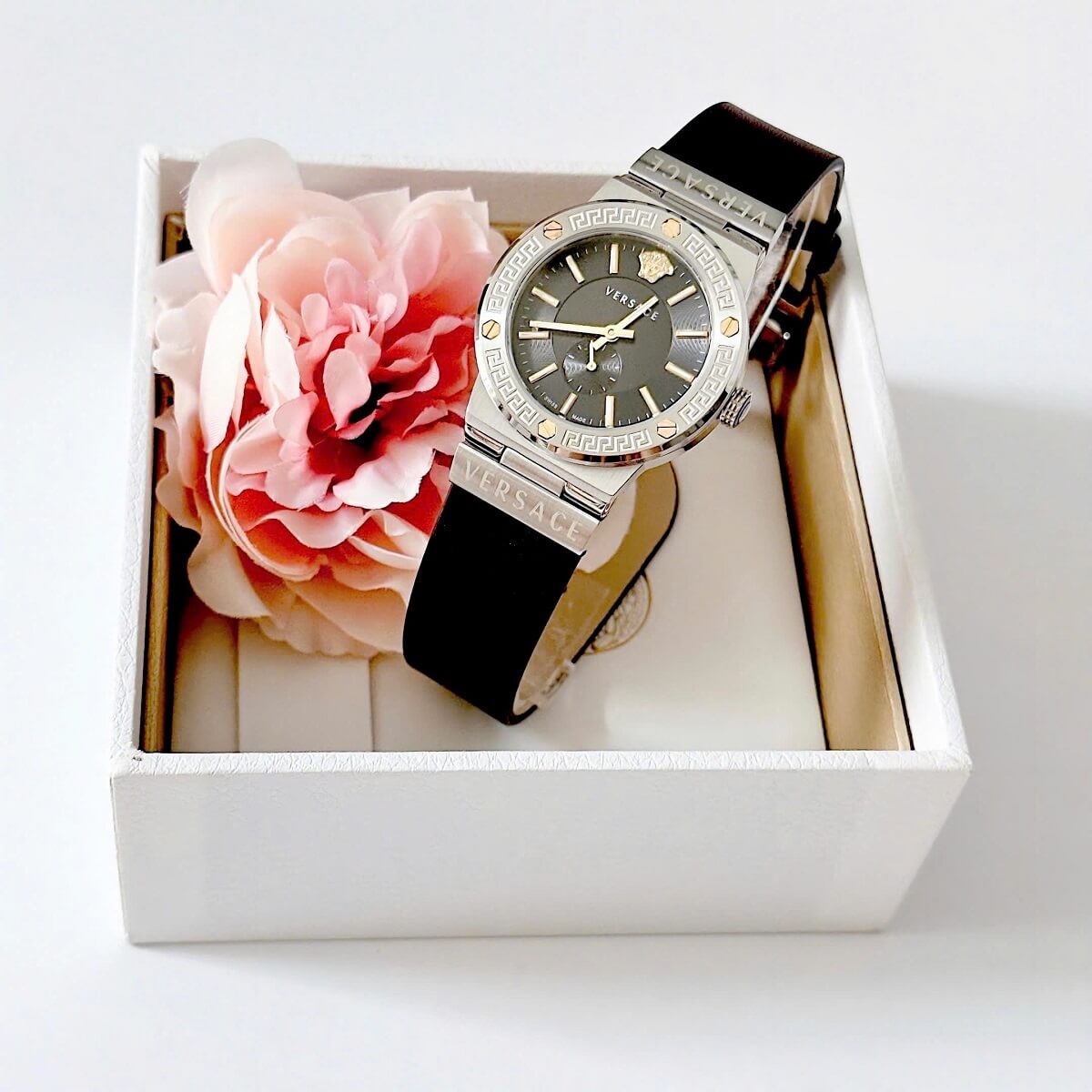 Đồng Hồ Nữ Versace Greca Logo Dây Da Đen Vỏ Silver Size 36mm