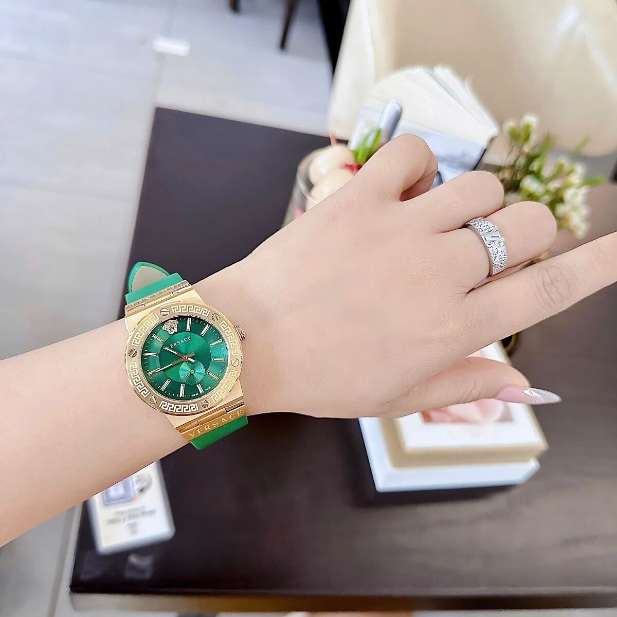 Đồng Hồ Nữ Versace Greca Logo Dây Da Xanh Lá Vỏ Gold Size 36mm