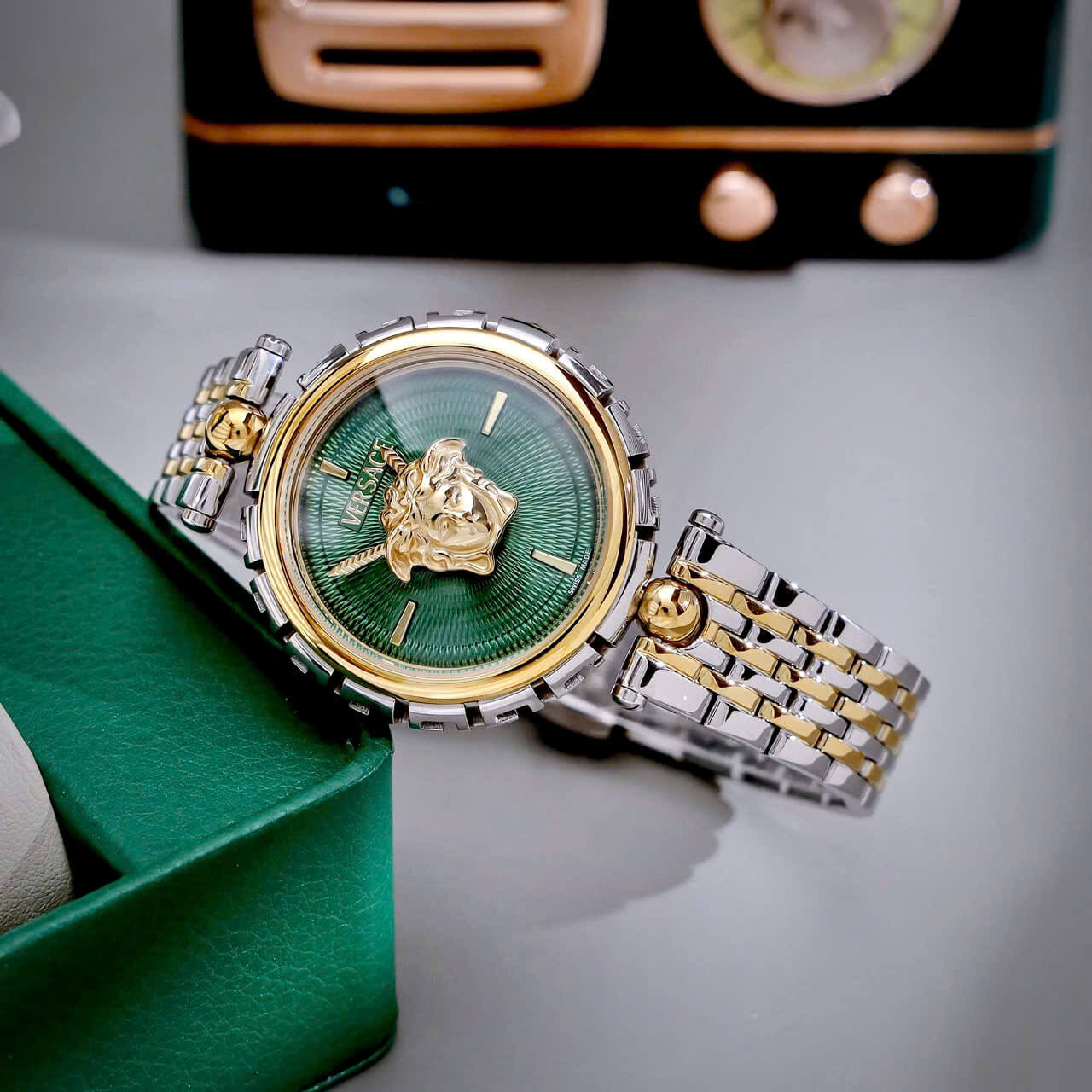 Đồng Hồ Nữ Versace Medusa Heritage Dây Demi Vàng Mặt Medusa Xanh Lá Size 38mm