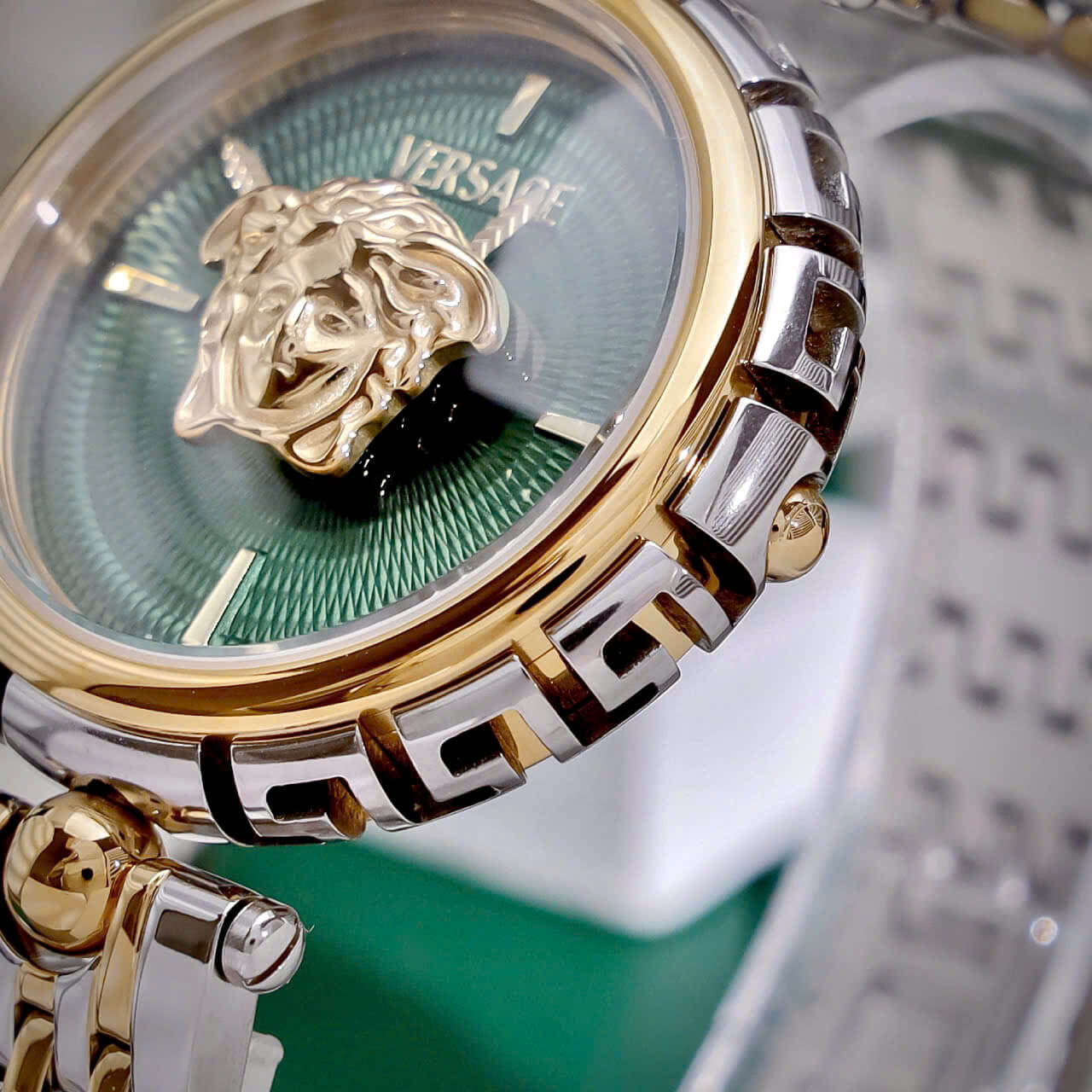 Đồng Hồ Nữ Versace Medusa Heritage Dây Demi Vàng Mặt Medusa Xanh Lá Size 38mm