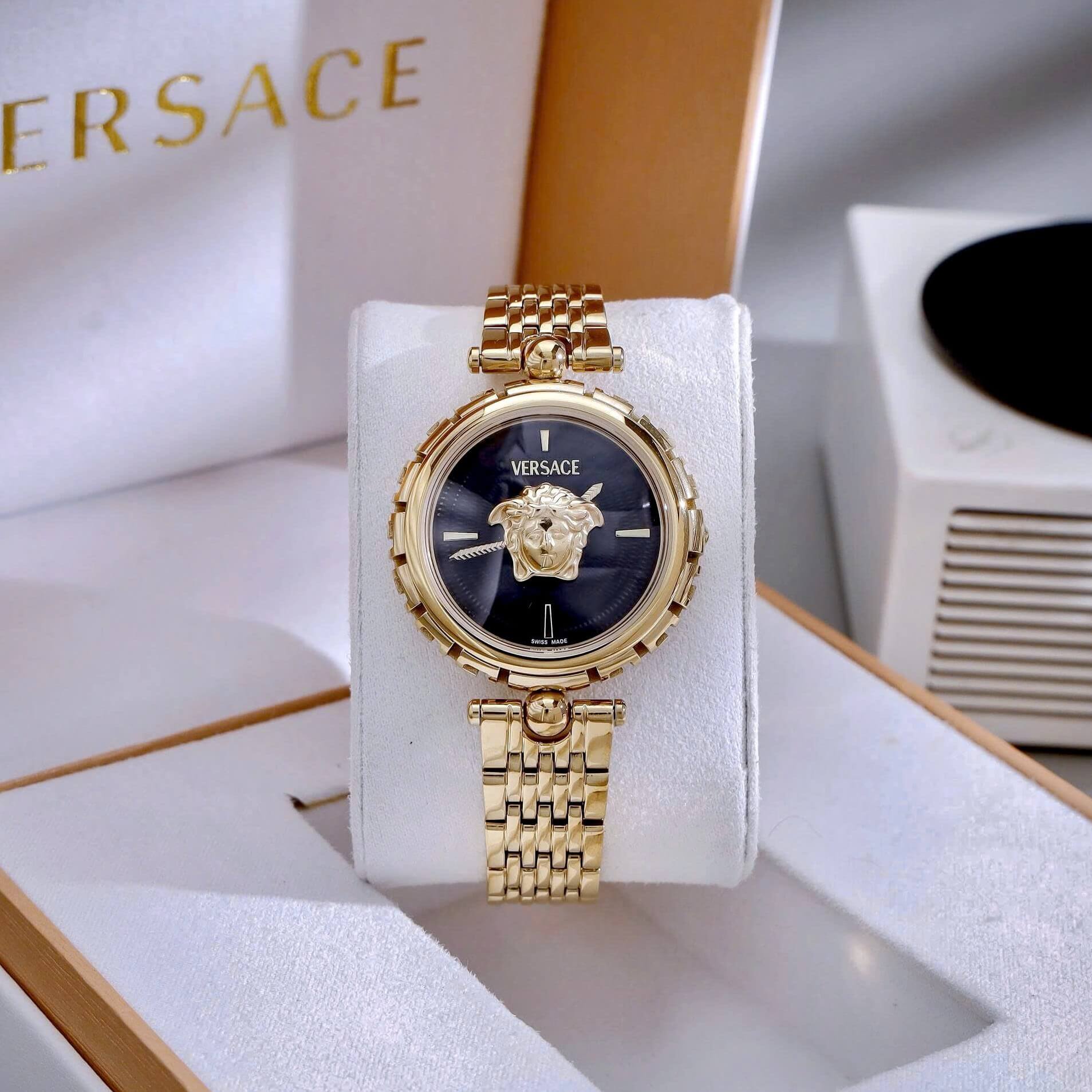 Đồng Hồ Nữ Versace Medusa Heritage Dây Kim Loại Vàng Mặt Medusa Đen Size 38mm