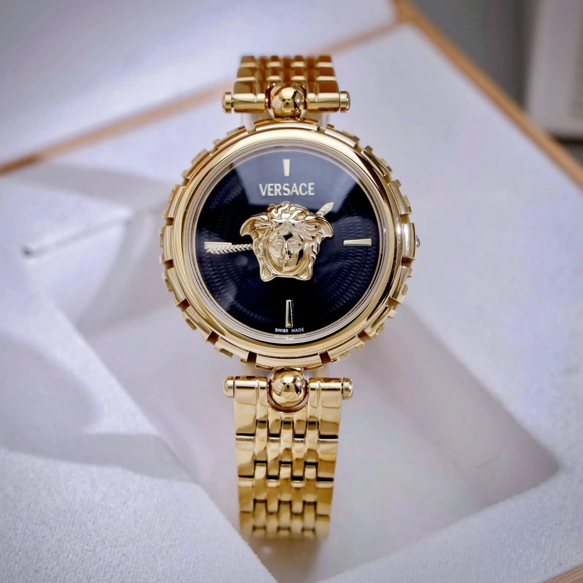 Đồng Hồ Nữ Versace Medusa Heritage Dây Kim Loại Vàng Mặt Medusa Đen Size 38mm