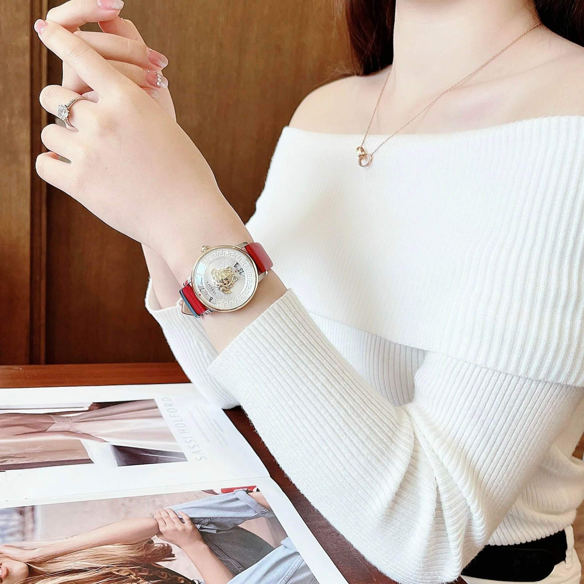 Đồng Hồ Nữ Versace Medusa Icon Dây Da Đỏ Mặt Trắng Size 38mm - Quartz