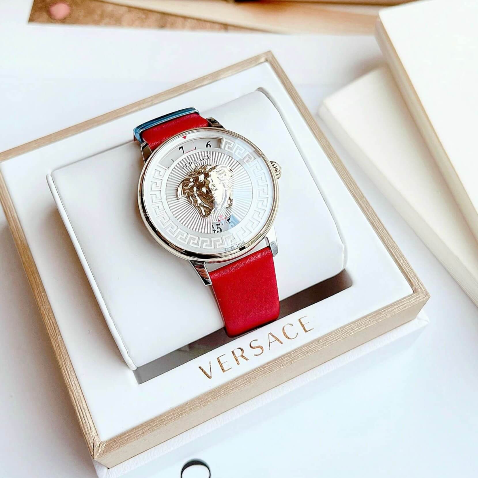 Đồng Hồ Nữ Versace Medusa Icon Dây Da Đỏ Mặt Trắng Size 38mm - Quartz