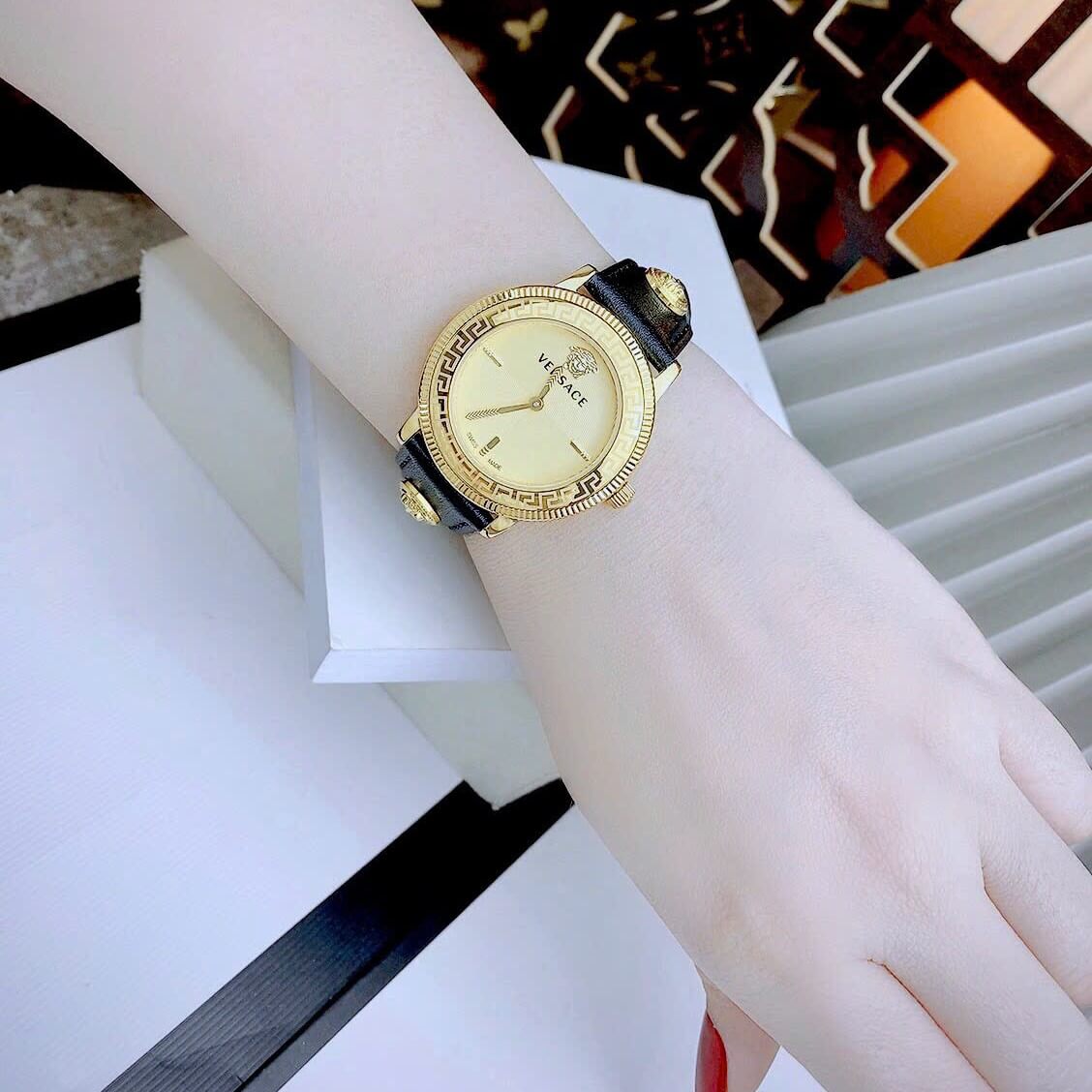 Đồng Hồ Nữ Versace Tribute Dây Da Đen Mặt Vàng Vỏ Vàng Gold Size 35mm - Quartz Japan
